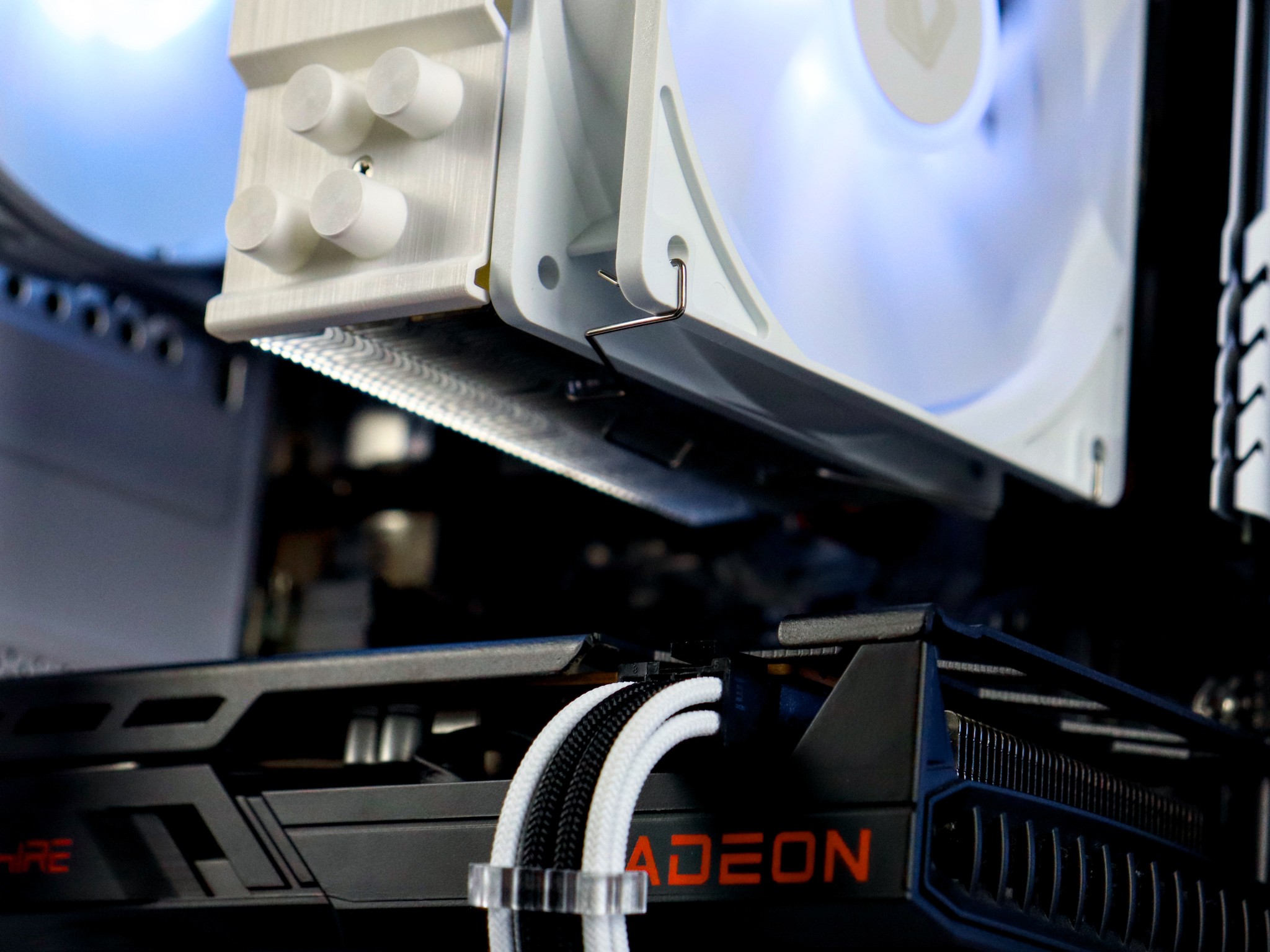 🧊❄️🧊 White Gaming PC – RX 6600 8G , Ryzen 7 2700X, 16GB RAM, 500GB SSD - WiFi, BlueTooth 🧊❄️🧊