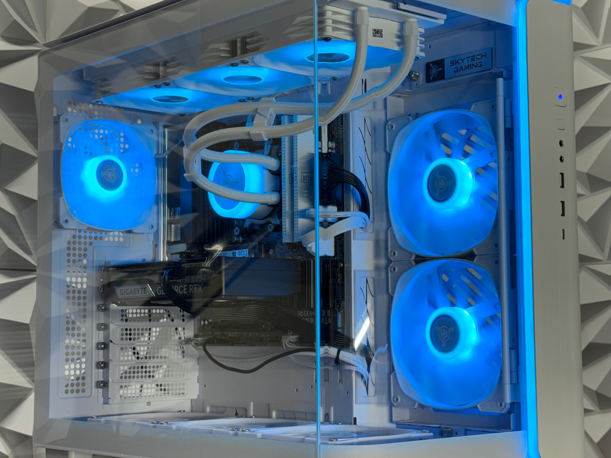 Ryzen 7 9700x / RTX 5060 ti 16GB / 16GB DDR5 Ram / 1Tb storage / Windows 11