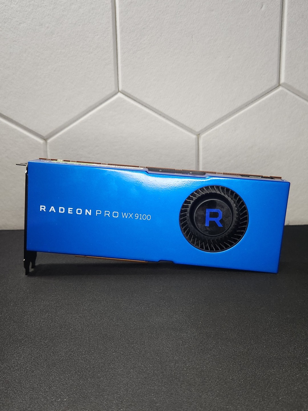 AMD Radeon Pro WX 9100 | Jawa