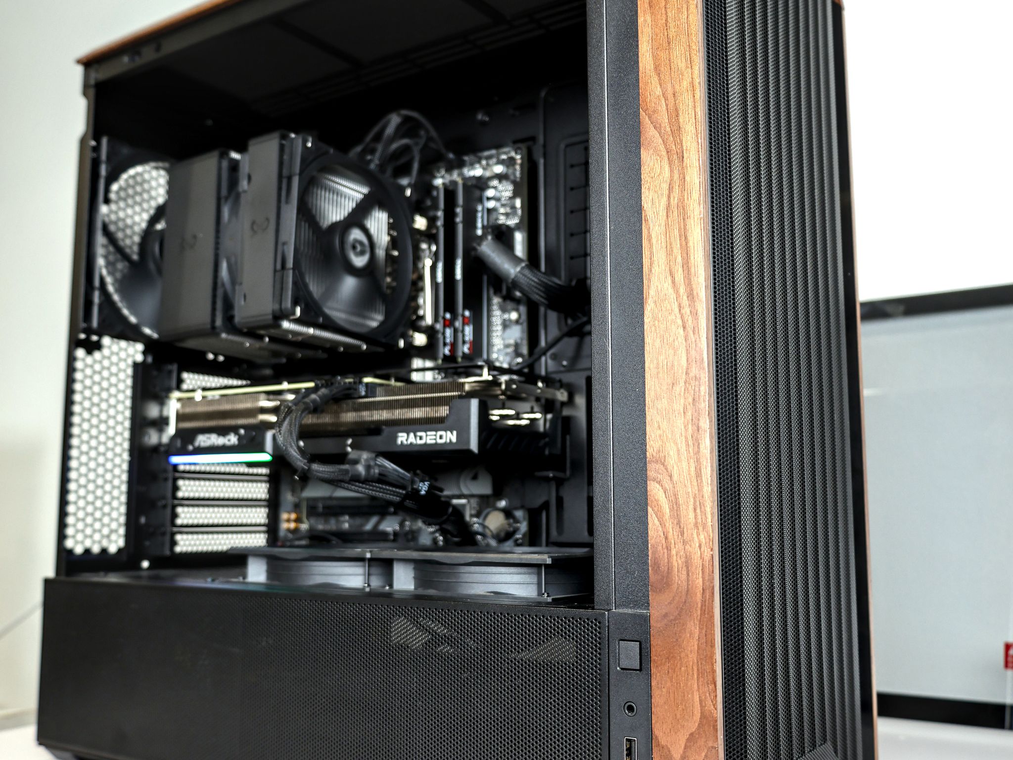 7700x+9070XT Blackout 1440P/4K Gaming PC