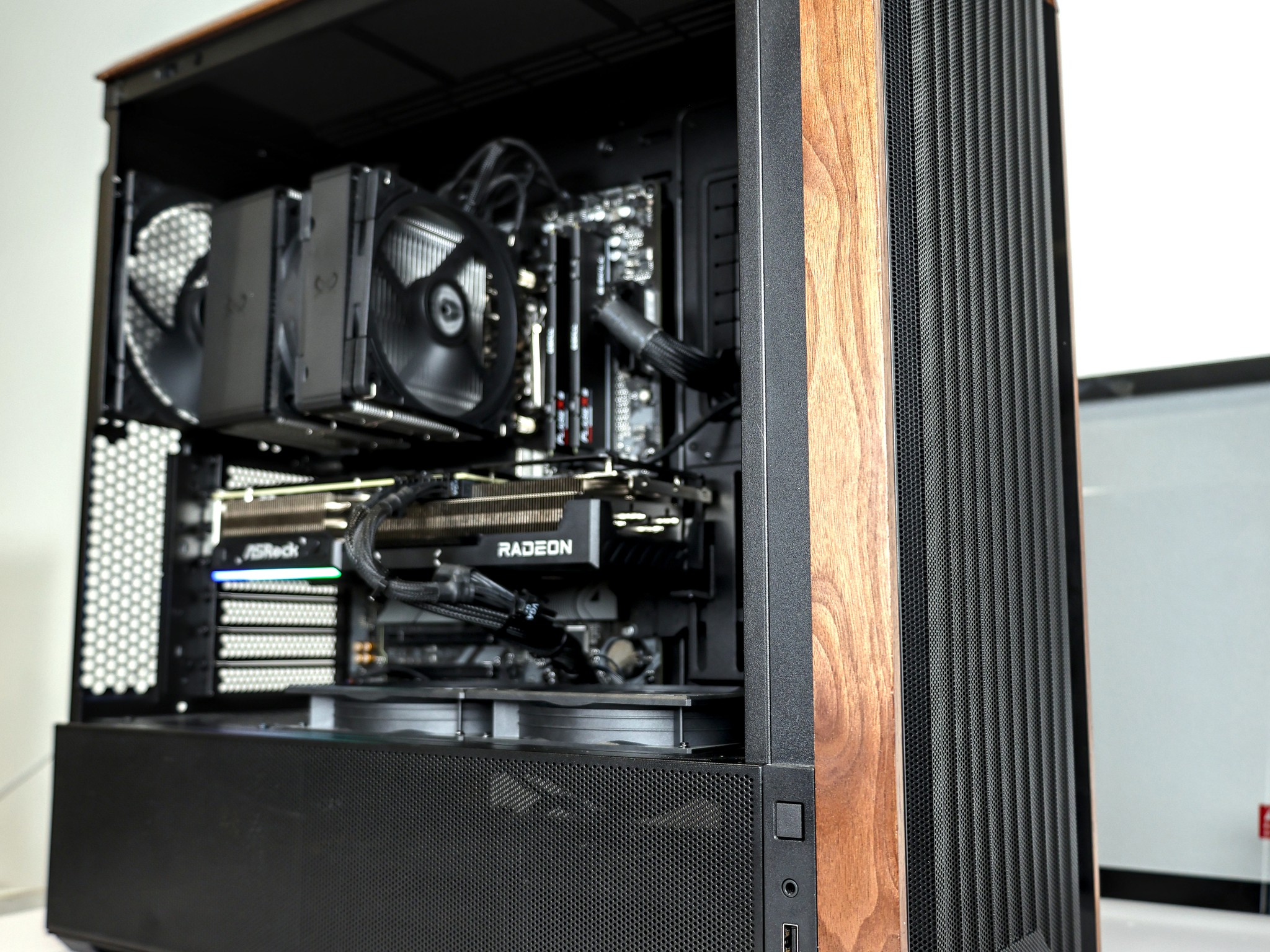 7700x+9070XT Blackout 1440P/4K Gaming PC