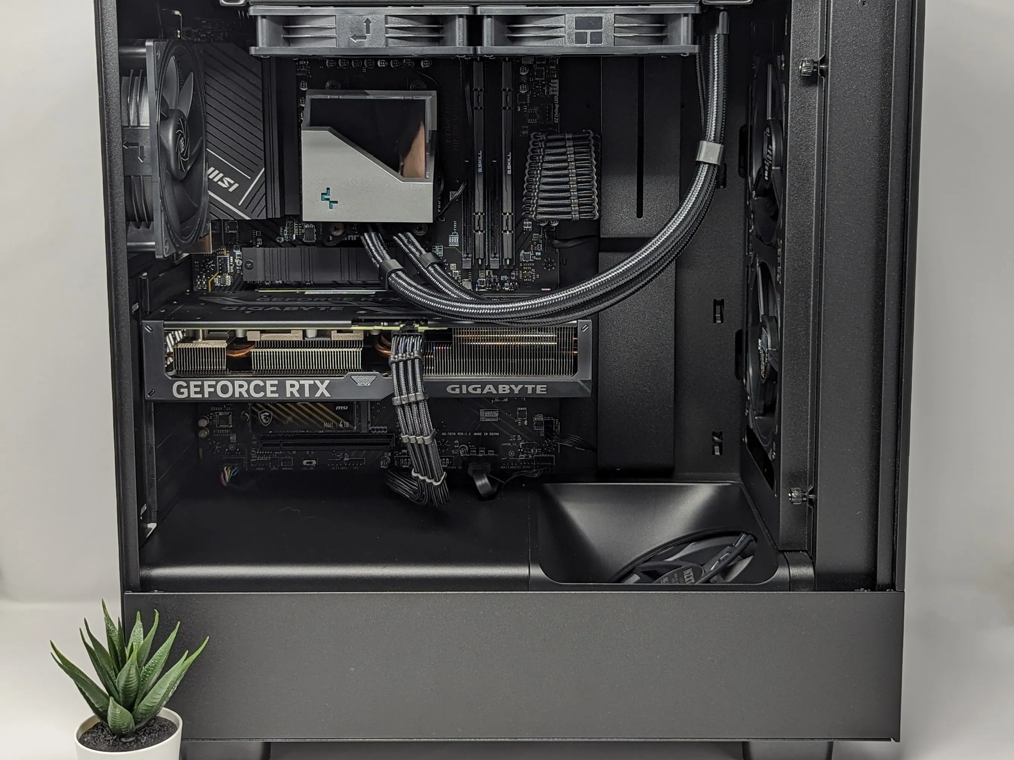 Elegant Flow | Nvidia RTX 4070 | Ryzen 7 7700X | 32gb RAM | Samsung 990 Pro 1TB Gen 4 NVMe SSD