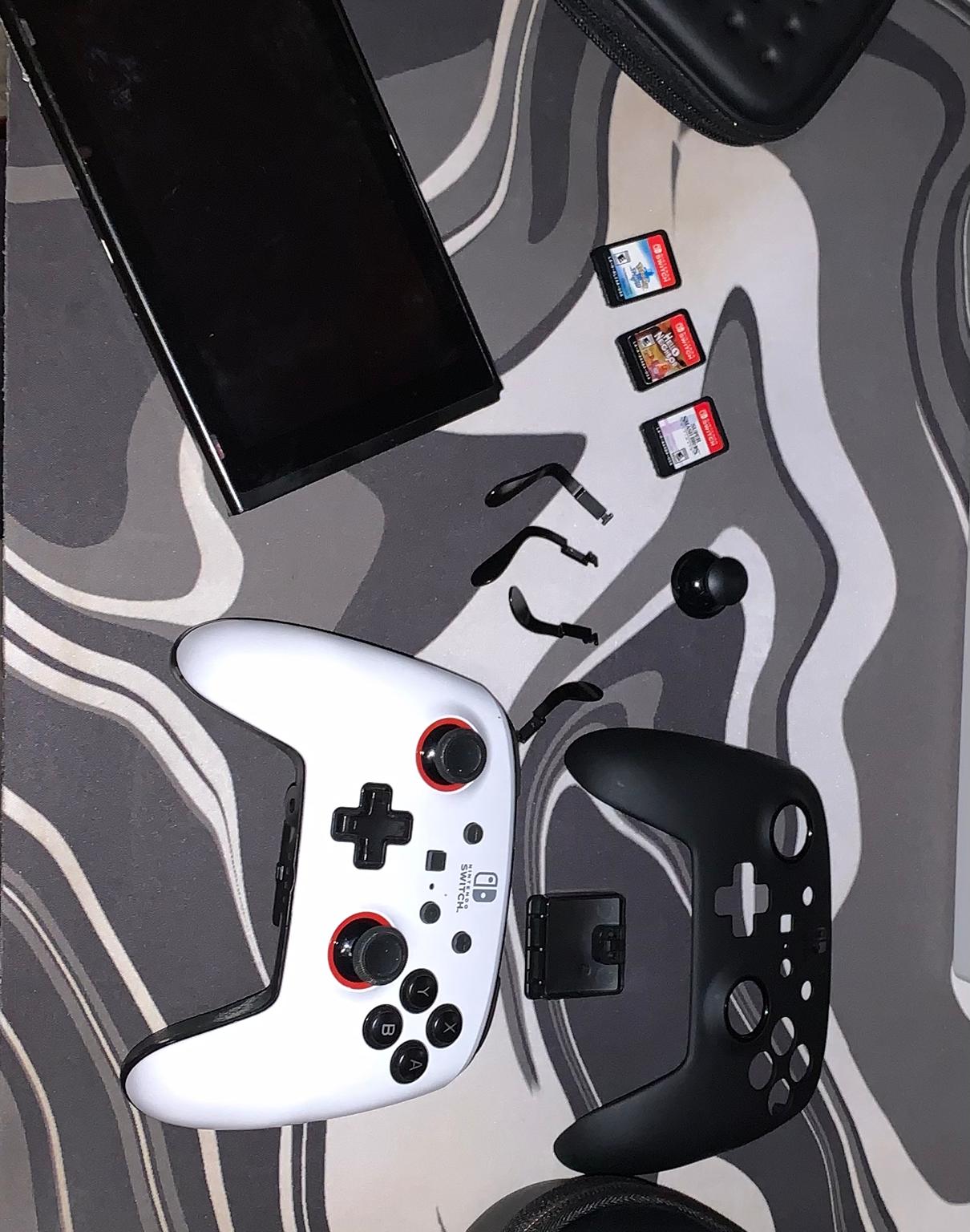 Nintendo switch bundle!!!! Comes with games and a Nintendo switch controller!!