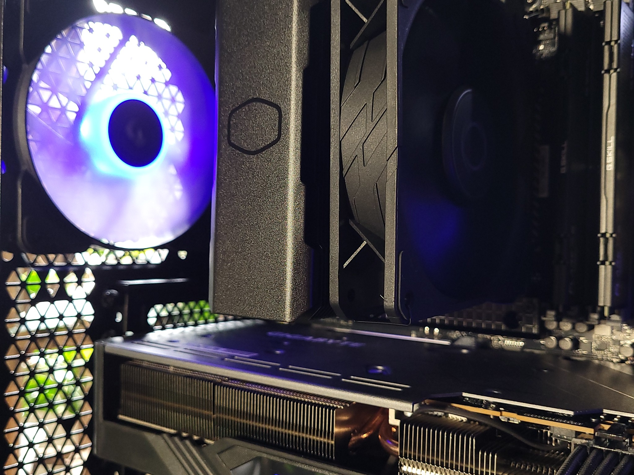 RYZEN 5 7600 | RX 7800XT | 32GB RAM | 2TB STORAGE | WINDOWS 11 ACTIVATED