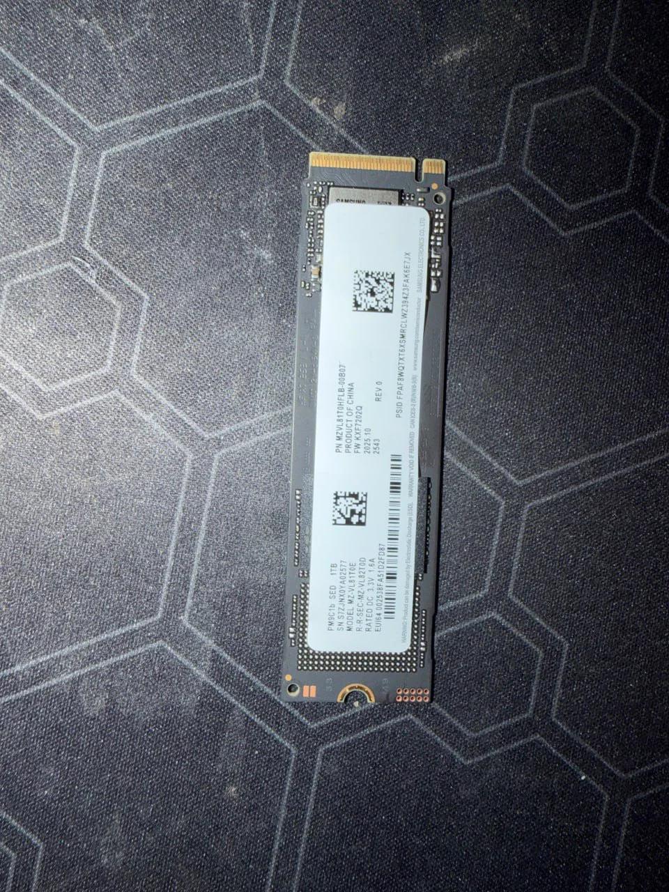 Samsung MZVL81T0HFLB 1TB NVMe SSD