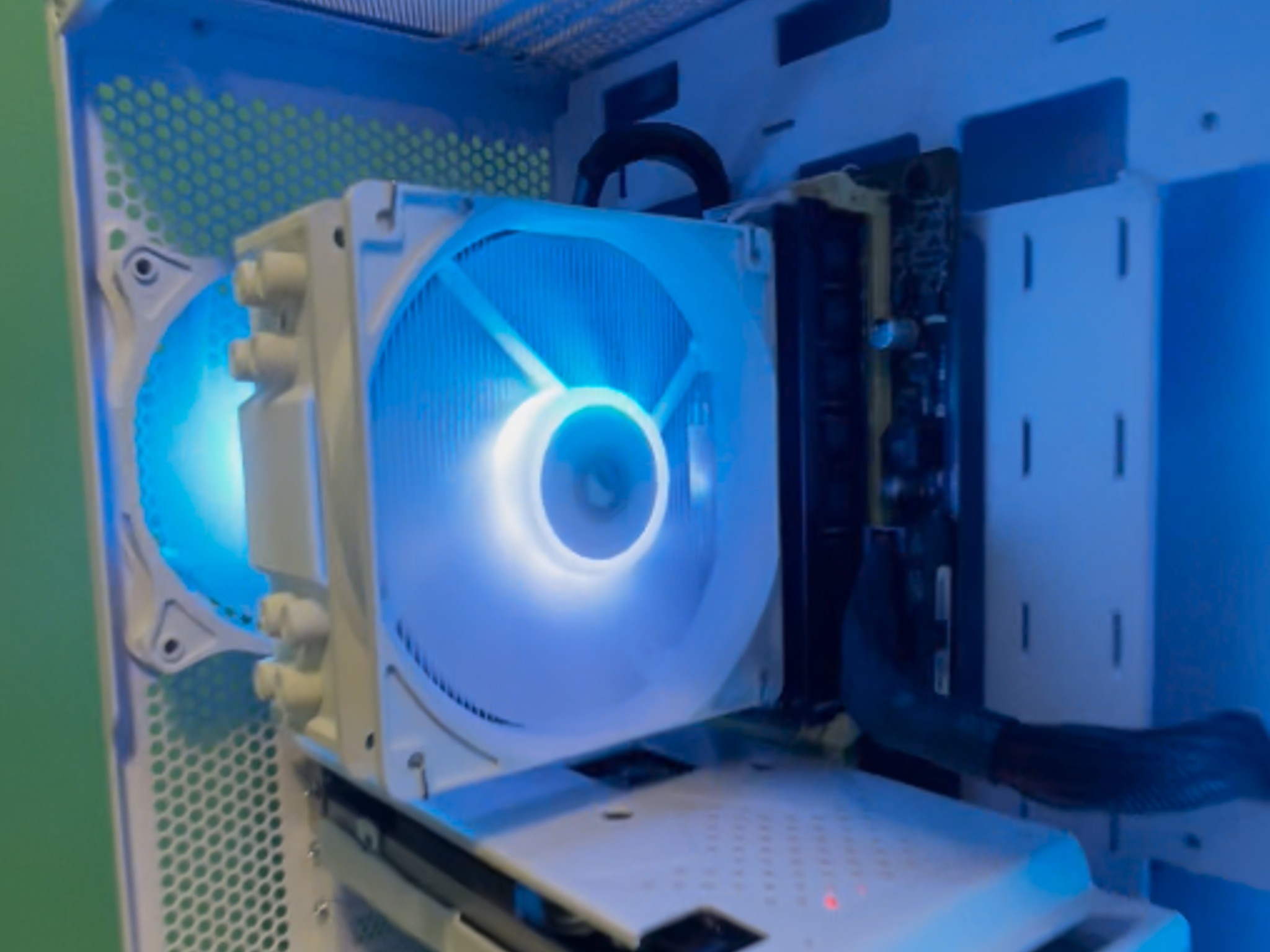 OPEN White Gaming PC| Intel i5 / Amd RX580 / 8GB / 500GB SSD Win 10 Pro WiFi