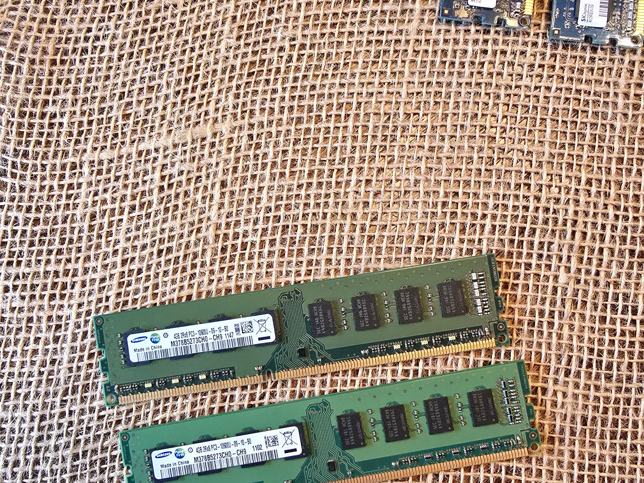 Samsung 4GB PC3-10600 DDR3- 1333MHz non-ECC Unbuffered CL9 240-Pin M378B5273CH0-CH9 2Rx8 Dual Rank