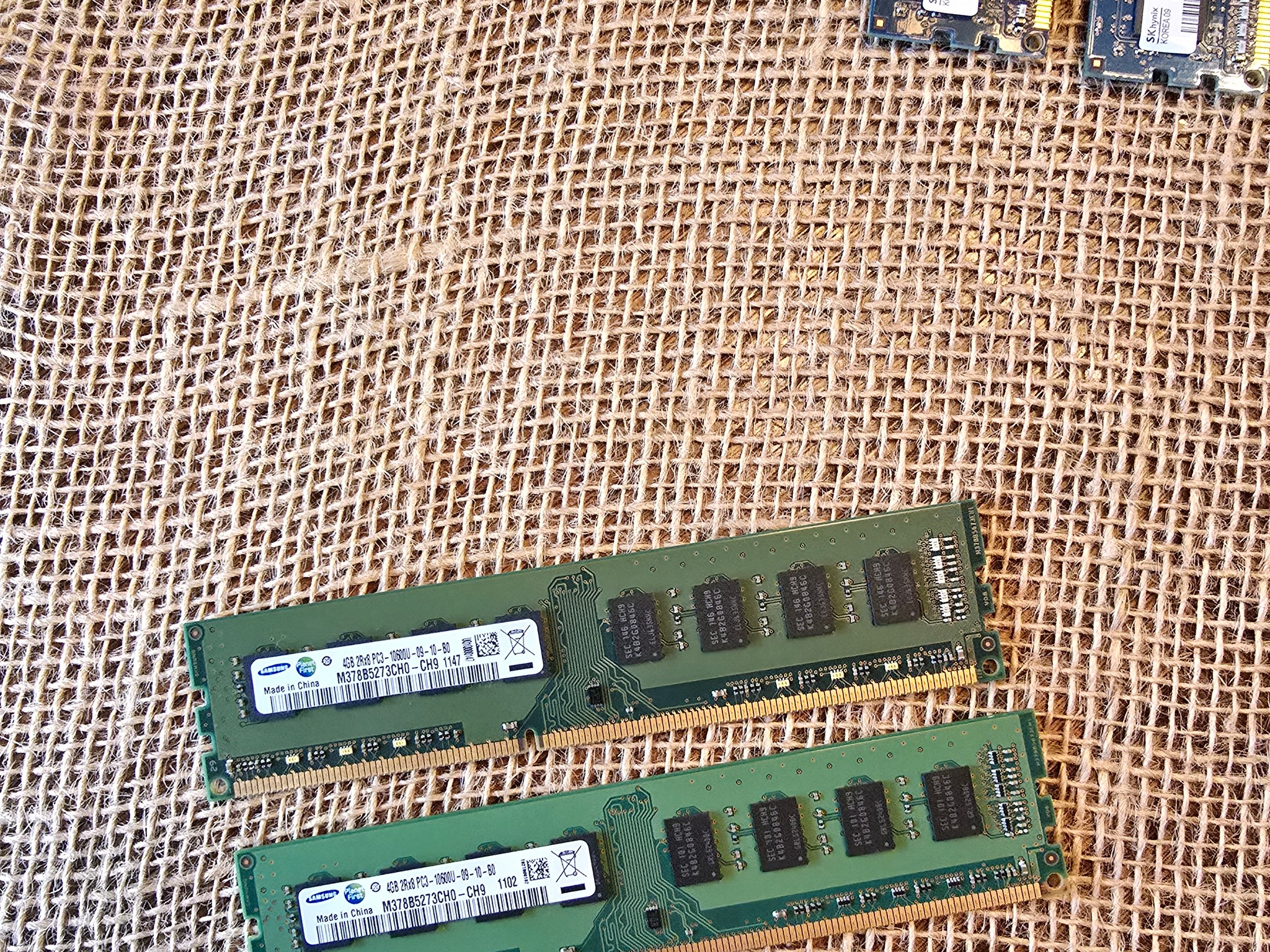 Samsung 4GB PC3-10600 DDR3- 1333MHz non-ECC Unbuffered CL9 240-Pin M378B5273CH0-CH9 2Rx8 Dual Rank