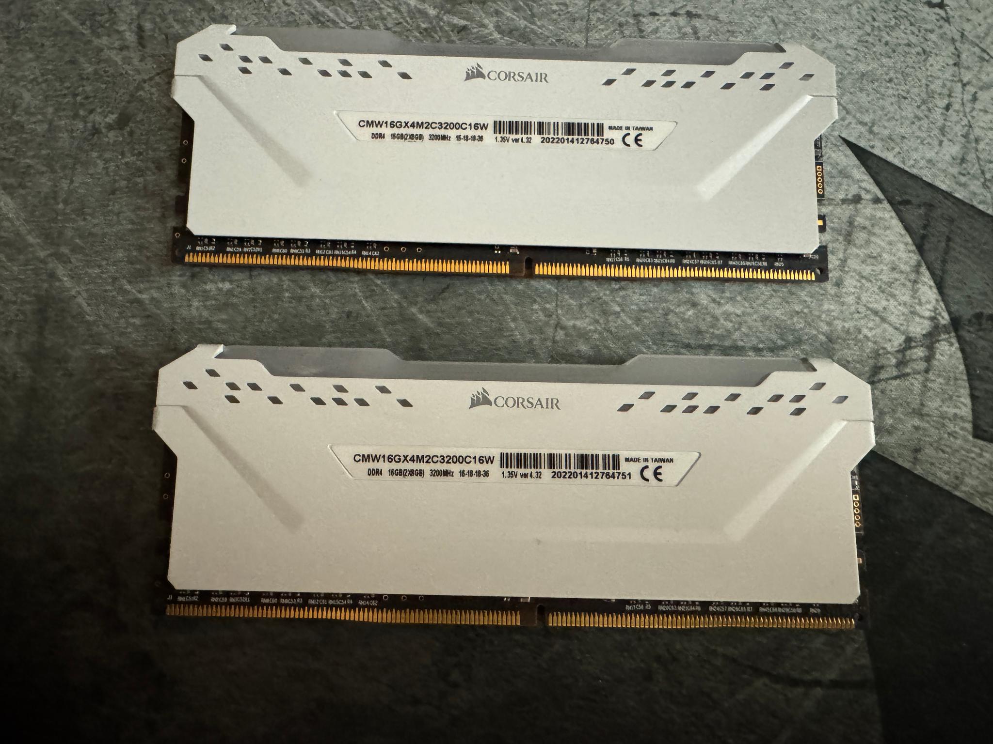 White Corsair Venegance RGB Pro 2x8GB 3200Mhz Memory