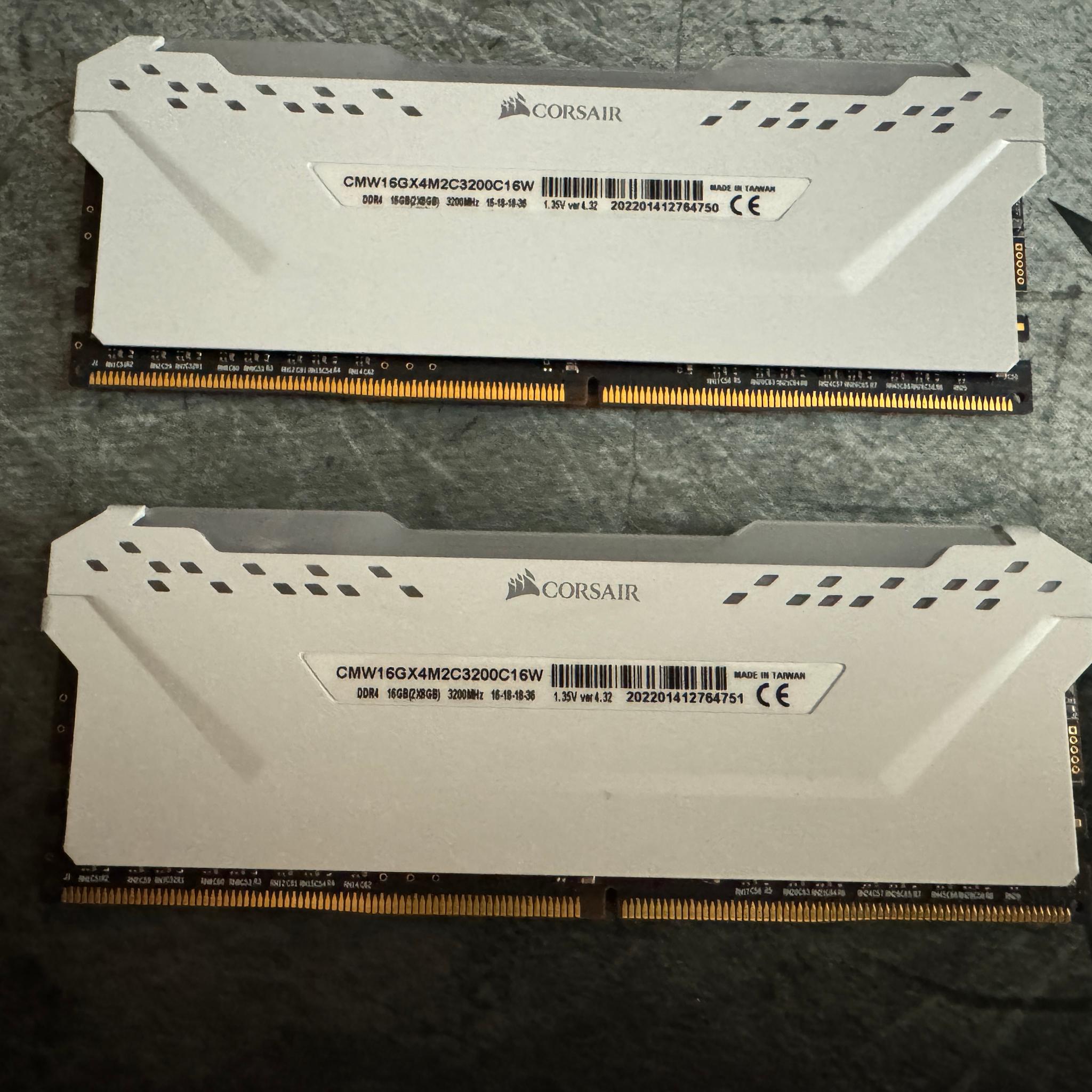 White Corsair Venegance RGB Pro 2x8GB 3200Mhz Memory