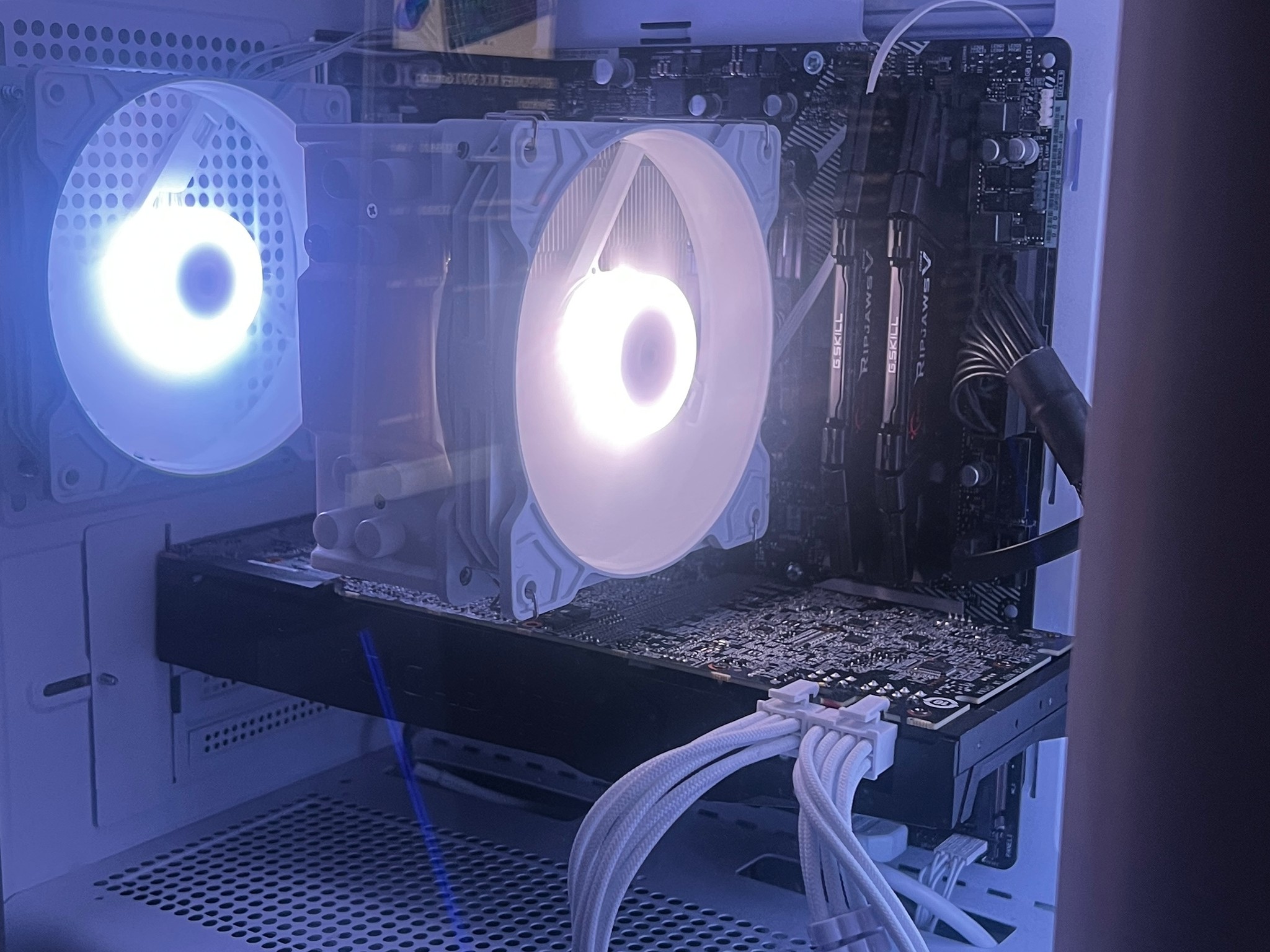 White Gaming PC Ryzen 7 5700X3D RTX 2080 32GB DDR4 1TB SSD RGB