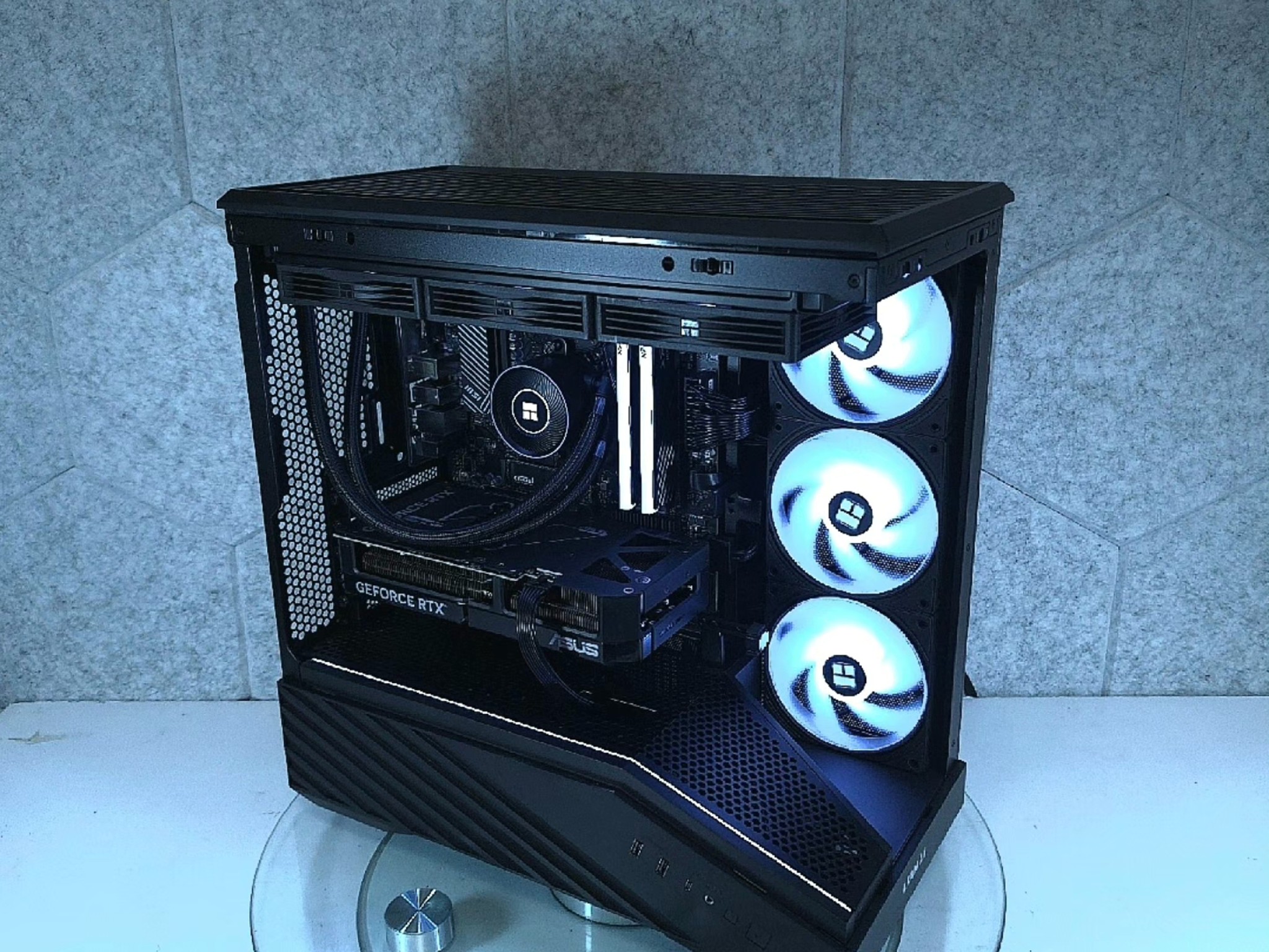 ASUS RTX 5070 🖤 Ryzen 7 9800X3D