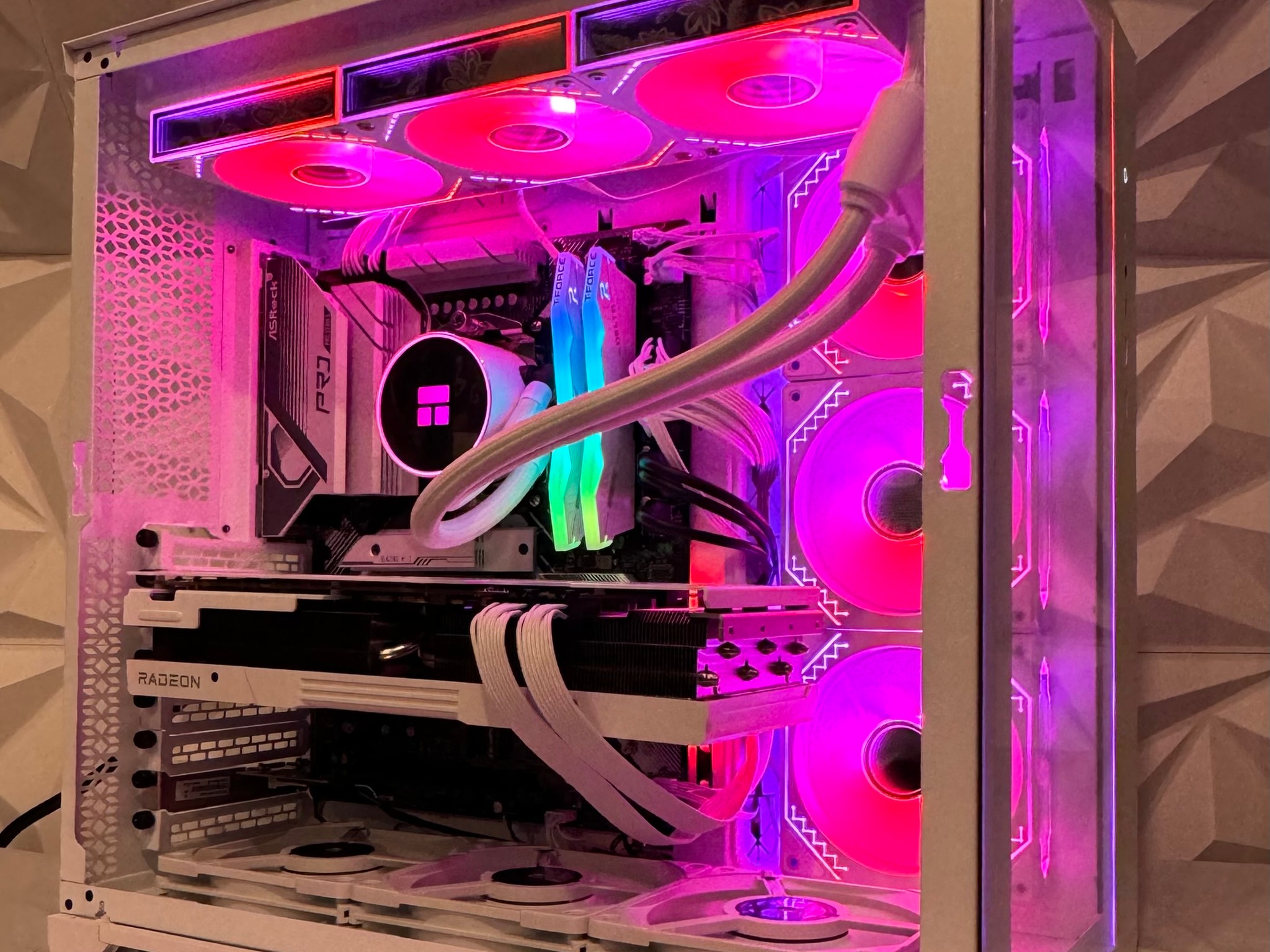 “WHITE WOLF” RX 7900 XTX, AMD Ryzen 7 7800X3D, 32GB DDR5, 2TB NVME