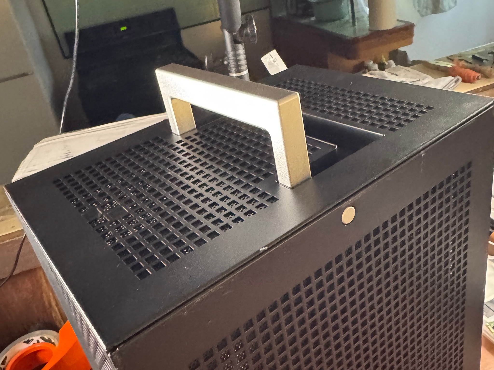 HYTE REVOLT 3 + 700W 80+ Platnium PSU