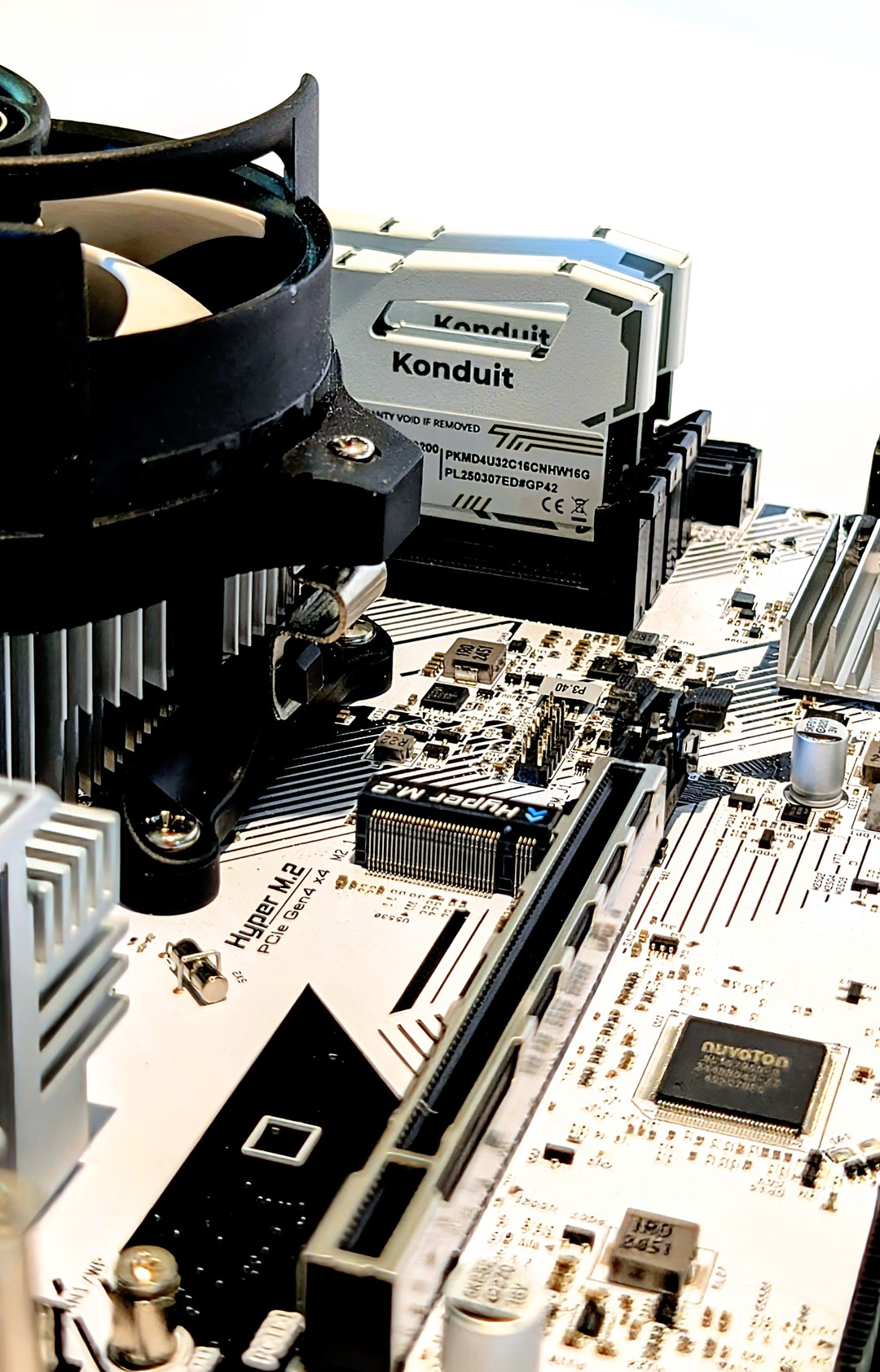 ASRock B550m Pro Se, Ryzen 5600, 32GB DDR4 3200Mhz, Upgraded Air
