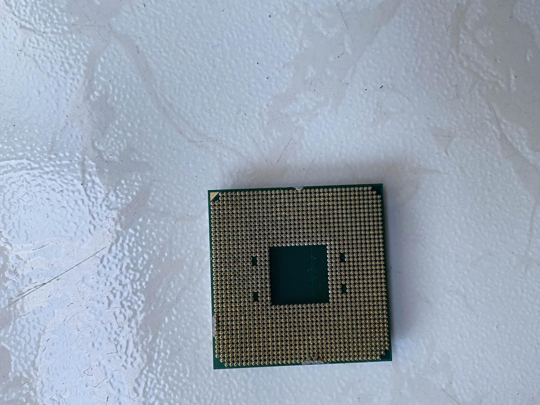 AMD Ryzen 5 3600 6-Core, 12-Thread Unlocked Desktop Processor Stealth Wraith Cooler included
