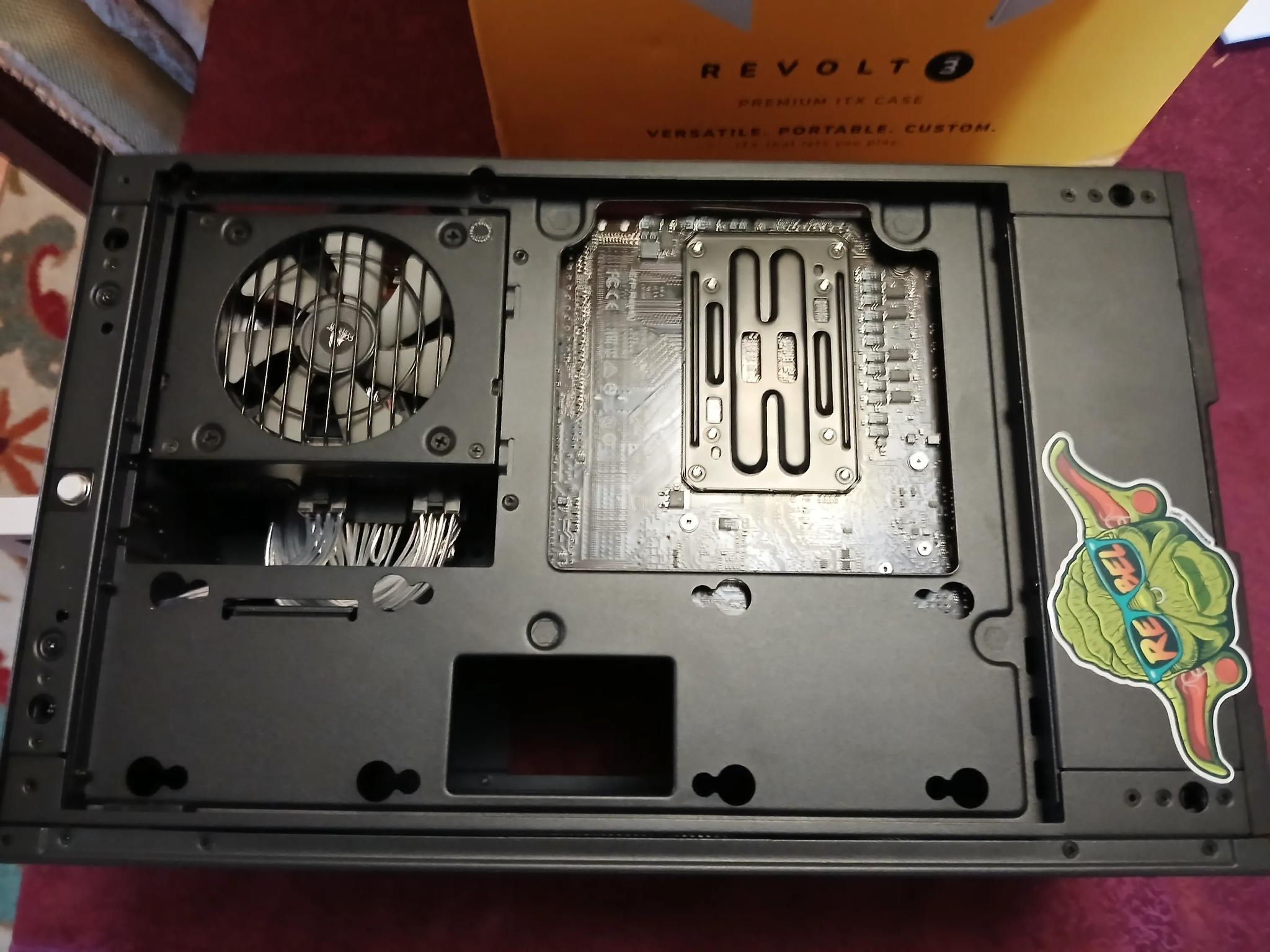 Gigabyte A620i AX itx, Ryzen 7500F, Corsair SF600, Hyte Revolt 3