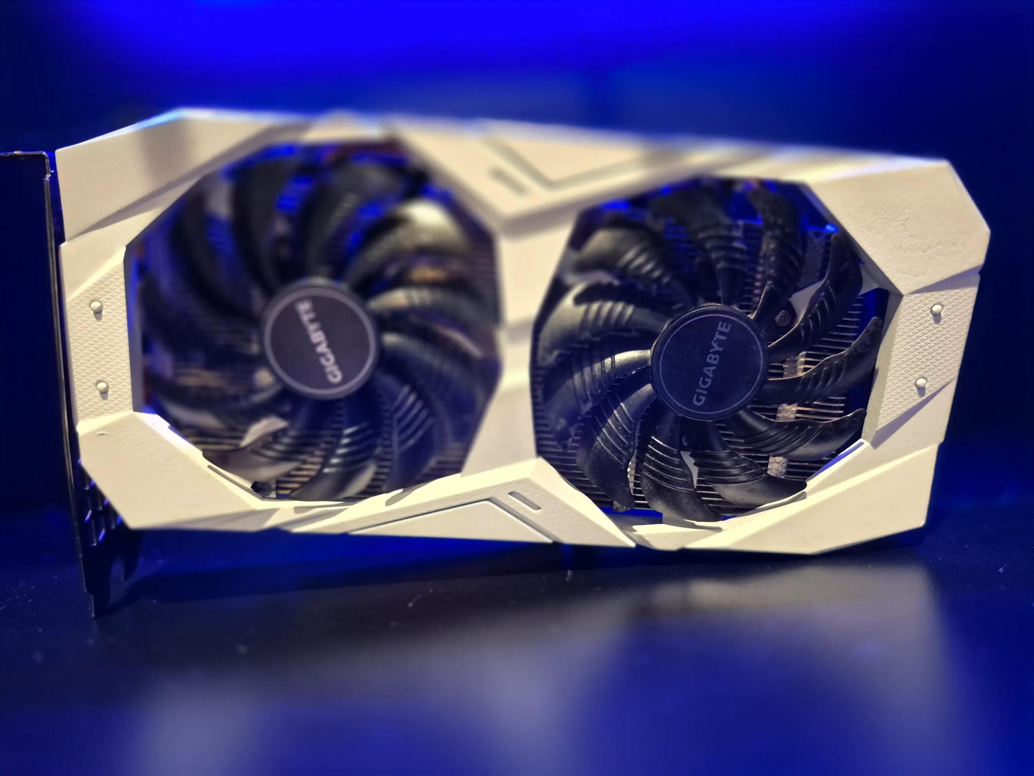WHITE GIGABYTE RTX 2060 (READ)