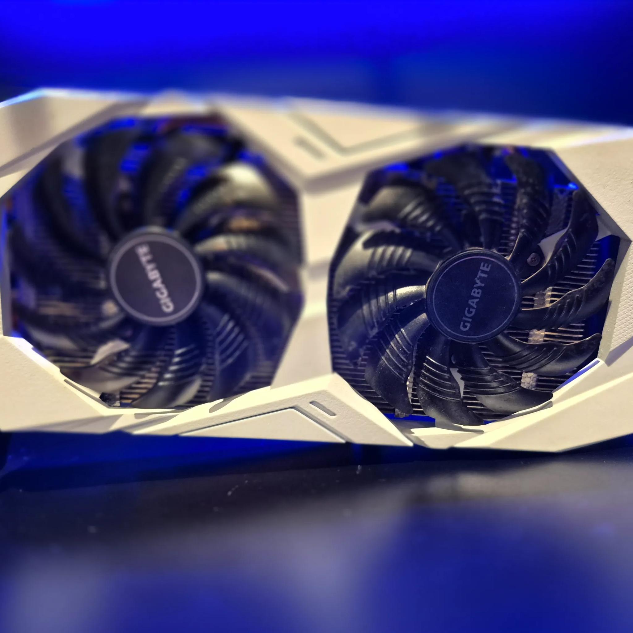 WHITE GIGABYTE RTX 2060 (READ)