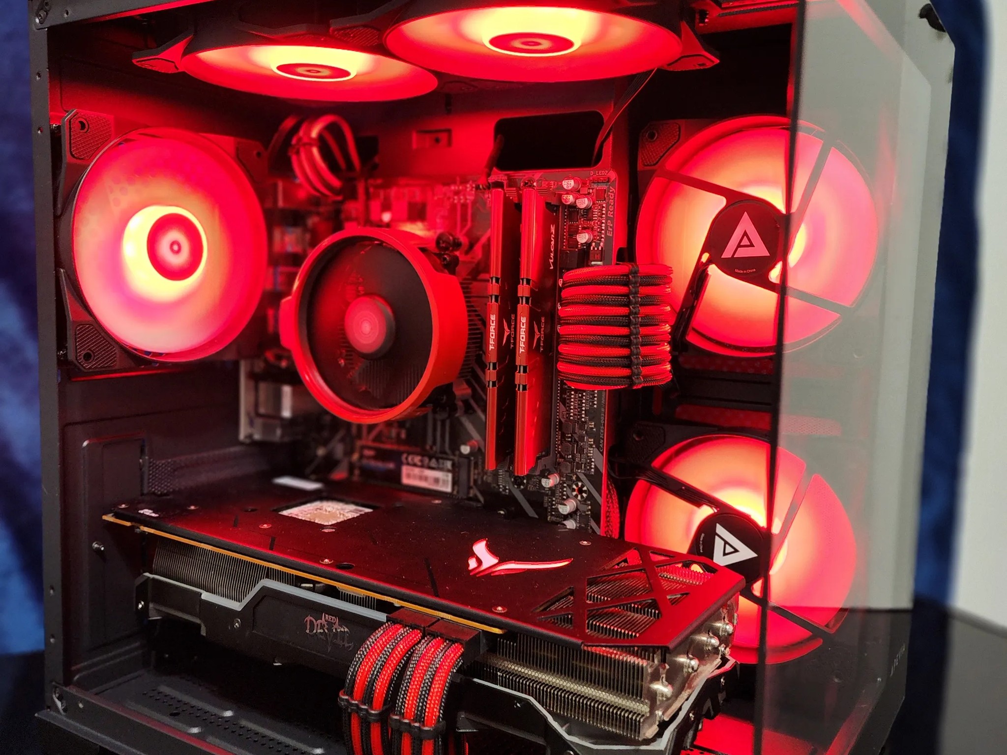 Red Devil 1080p | Ryzen 5 3600 | RX 5700 XT | 1 TB NVME Black and Red Custom