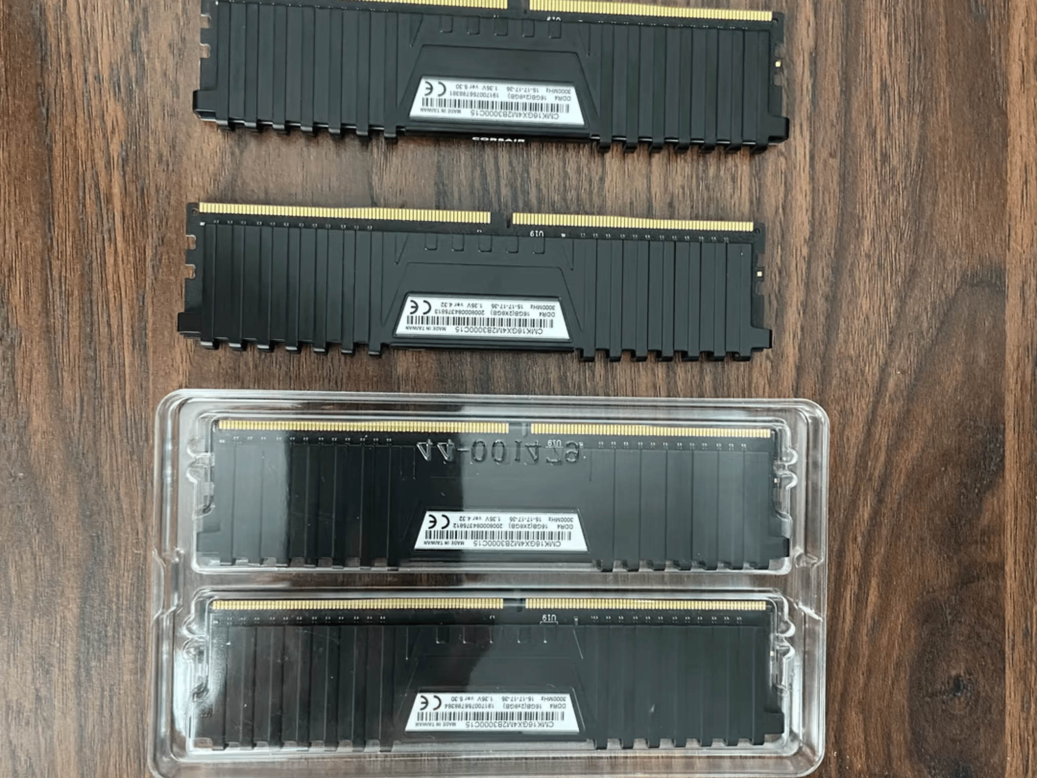 2x Corsair Vengeance DDR4 3000mhz 16 GB (2x8 gb) 