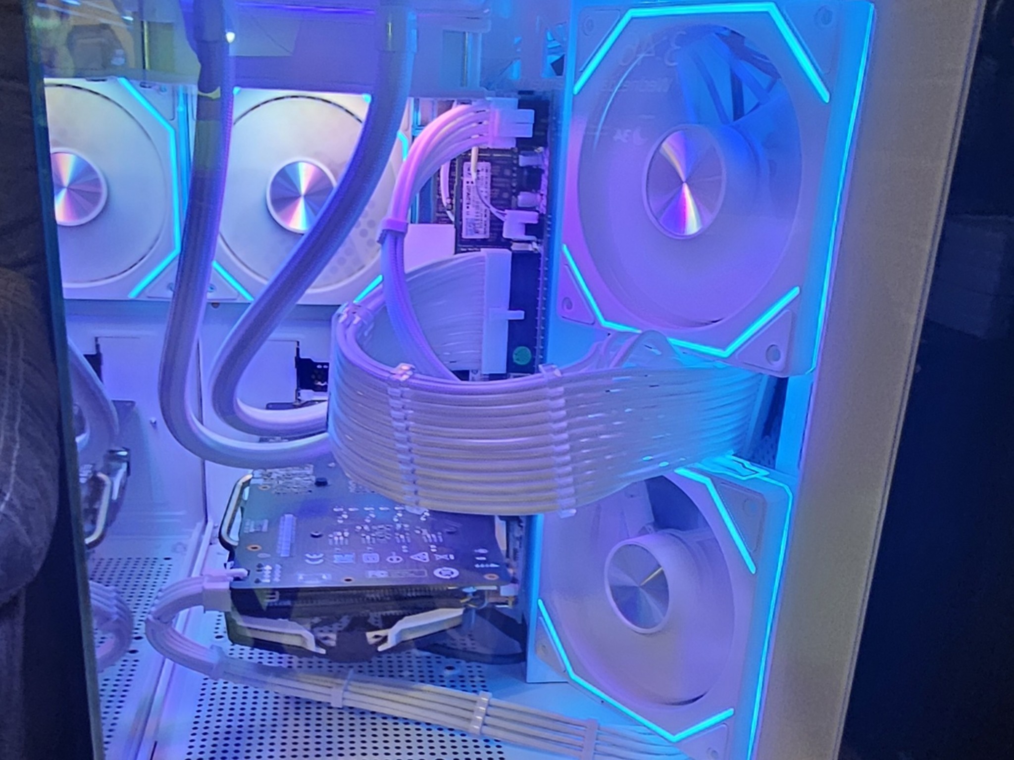 Fresh White build! Budget Gaming PC