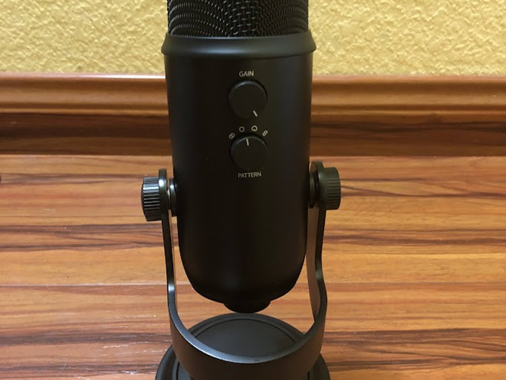 Blue Yeti USB Microphone - Blackout w/ Mudder Foam Cover & Auphonix Pop Filter