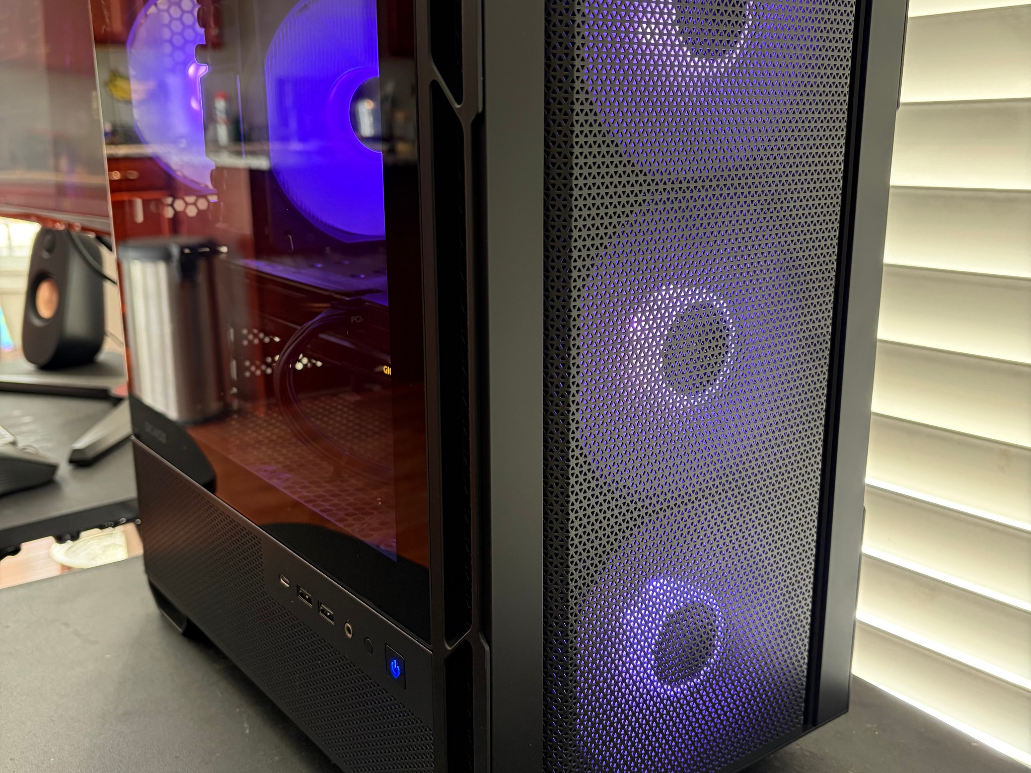 RX 9060 XT 16GB | Ryzen 7 5700X | 32GB RAM | 1.5TB NVMe | Wi-Fi | ARGB