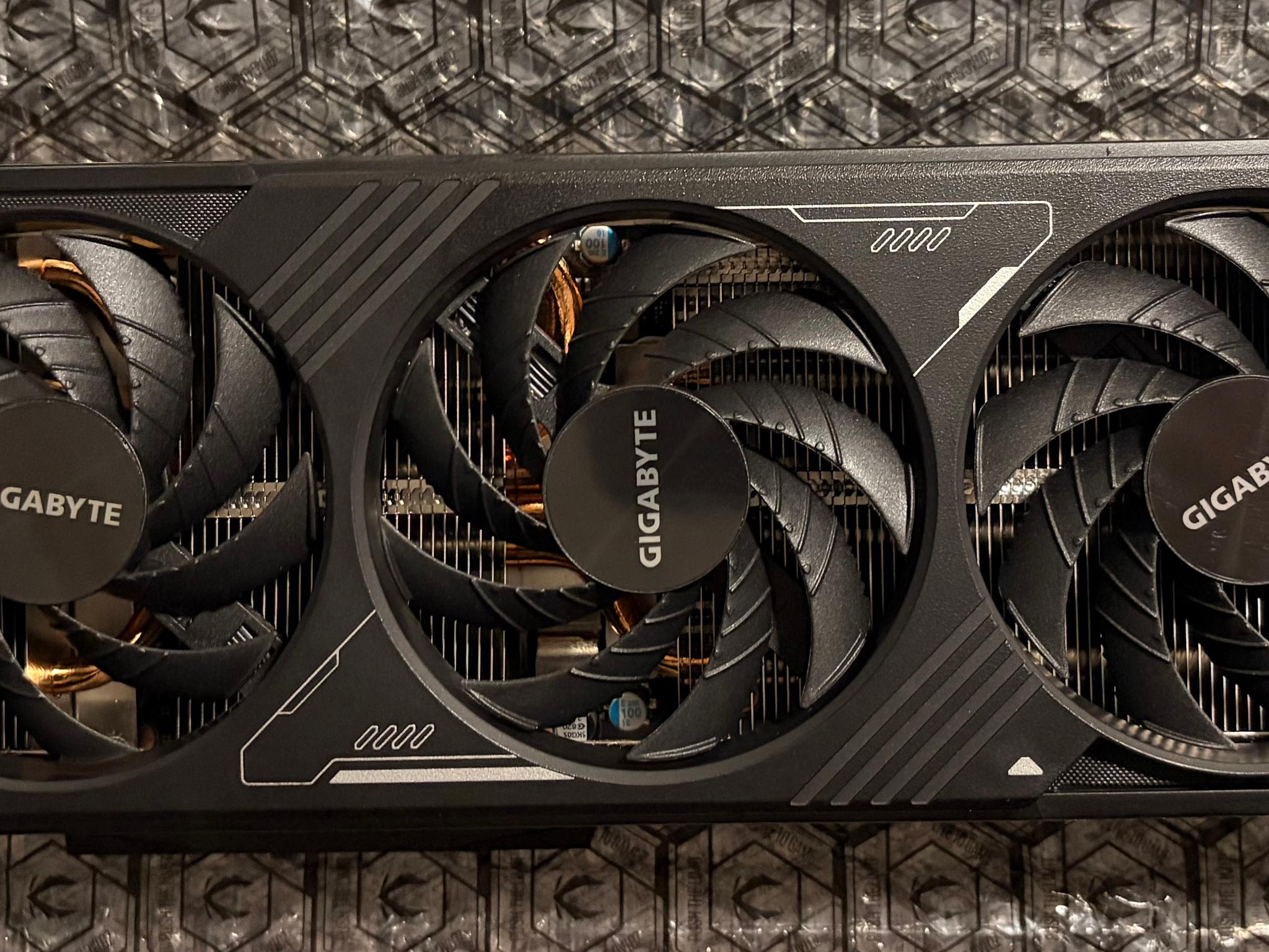 GIGABYTE GeForce RTX 5070 WINDFORCE OC SFF 12G - Image 1