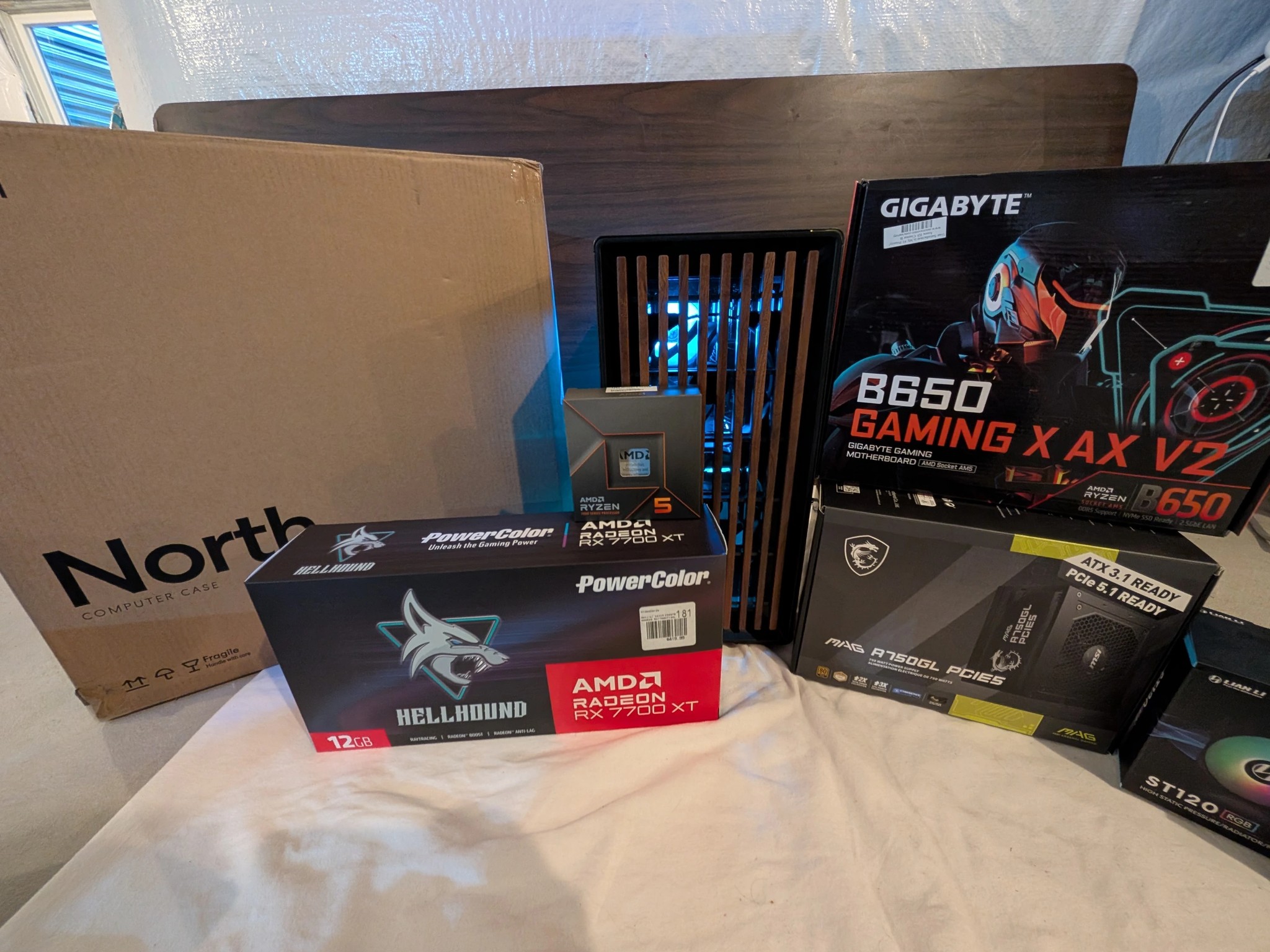 Fractal North Wood Gaming RGB PC - Ryzen 5 7600X / Radeon RX 7700XT 12GB / 32GB DDR5 / 2TB SSD / AIO