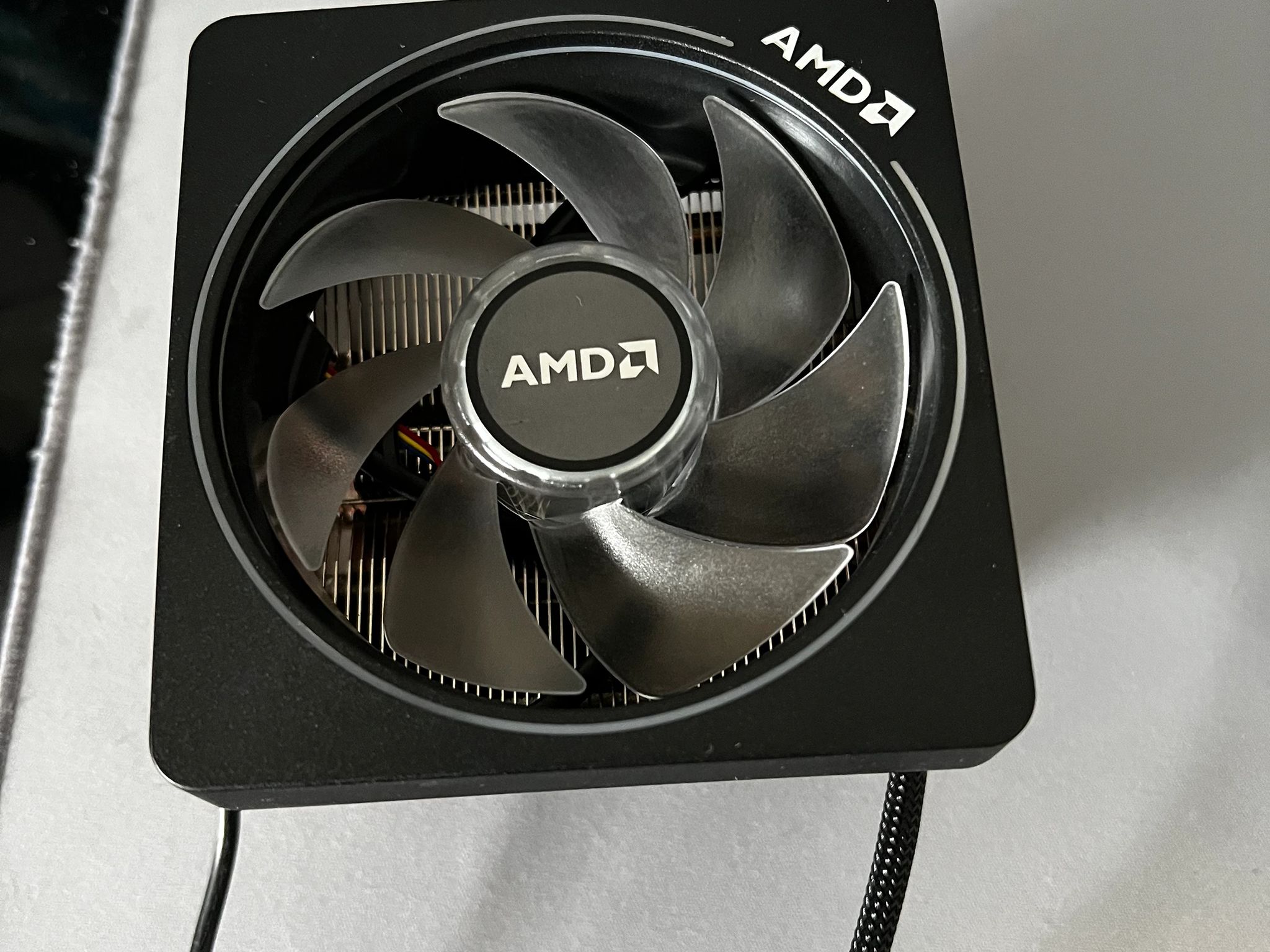 AMD Ryzen 7 3700x 3.6 GHz + Wraith Prism RGB Cooler