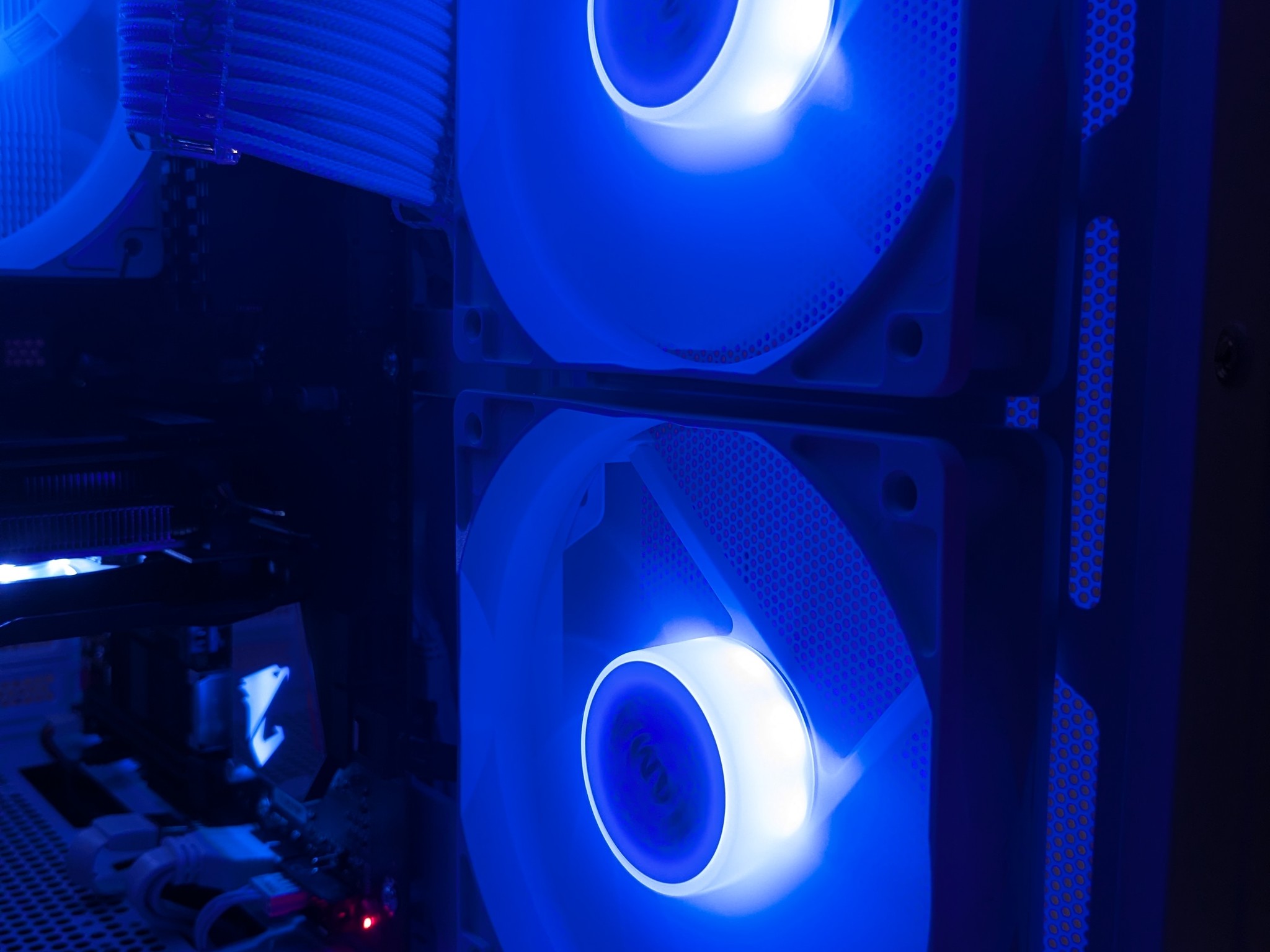 White Gaming PC Ryzen 5 1600x, XFX RS 480 8GB, 16GB DDR4 RAM