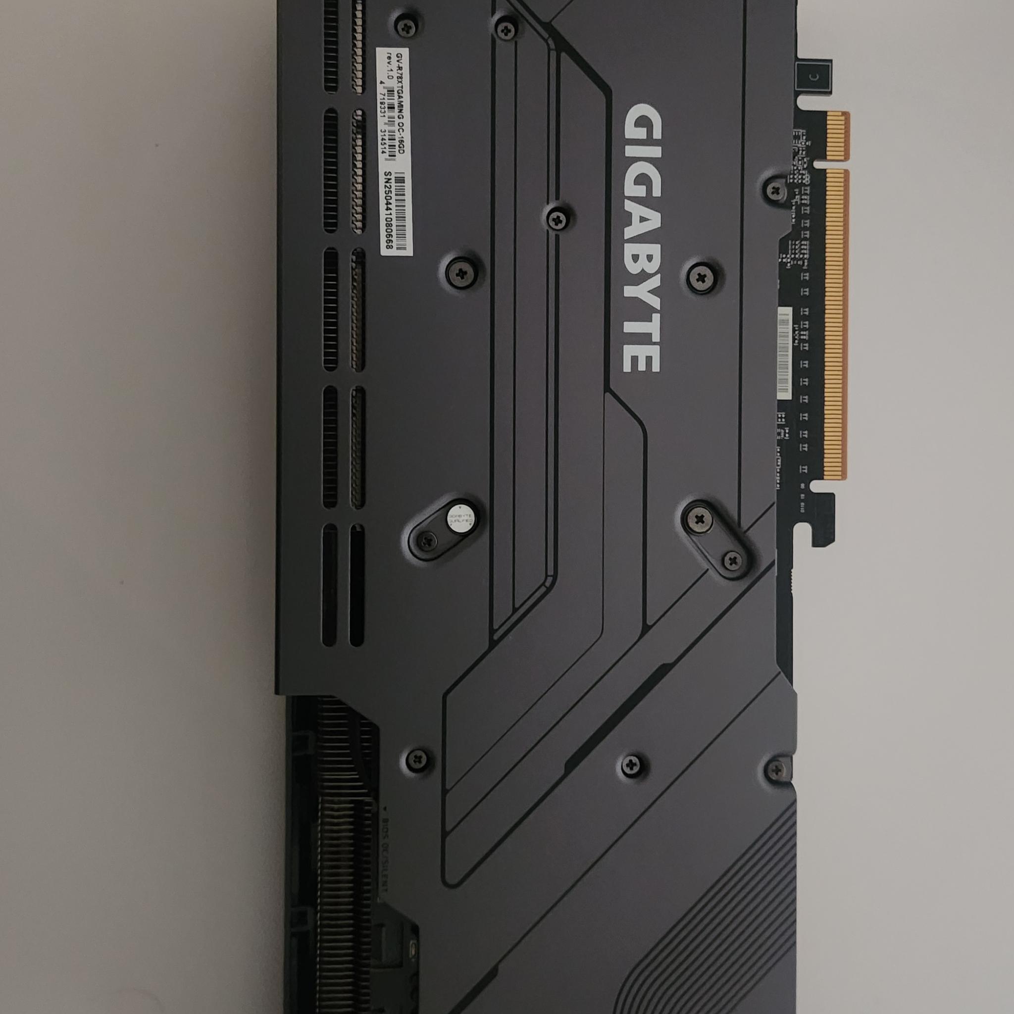 Radeon RX 7800xt GIGABYTE GAMING OC 16gb VRAM + CABLE EXTENSIONS