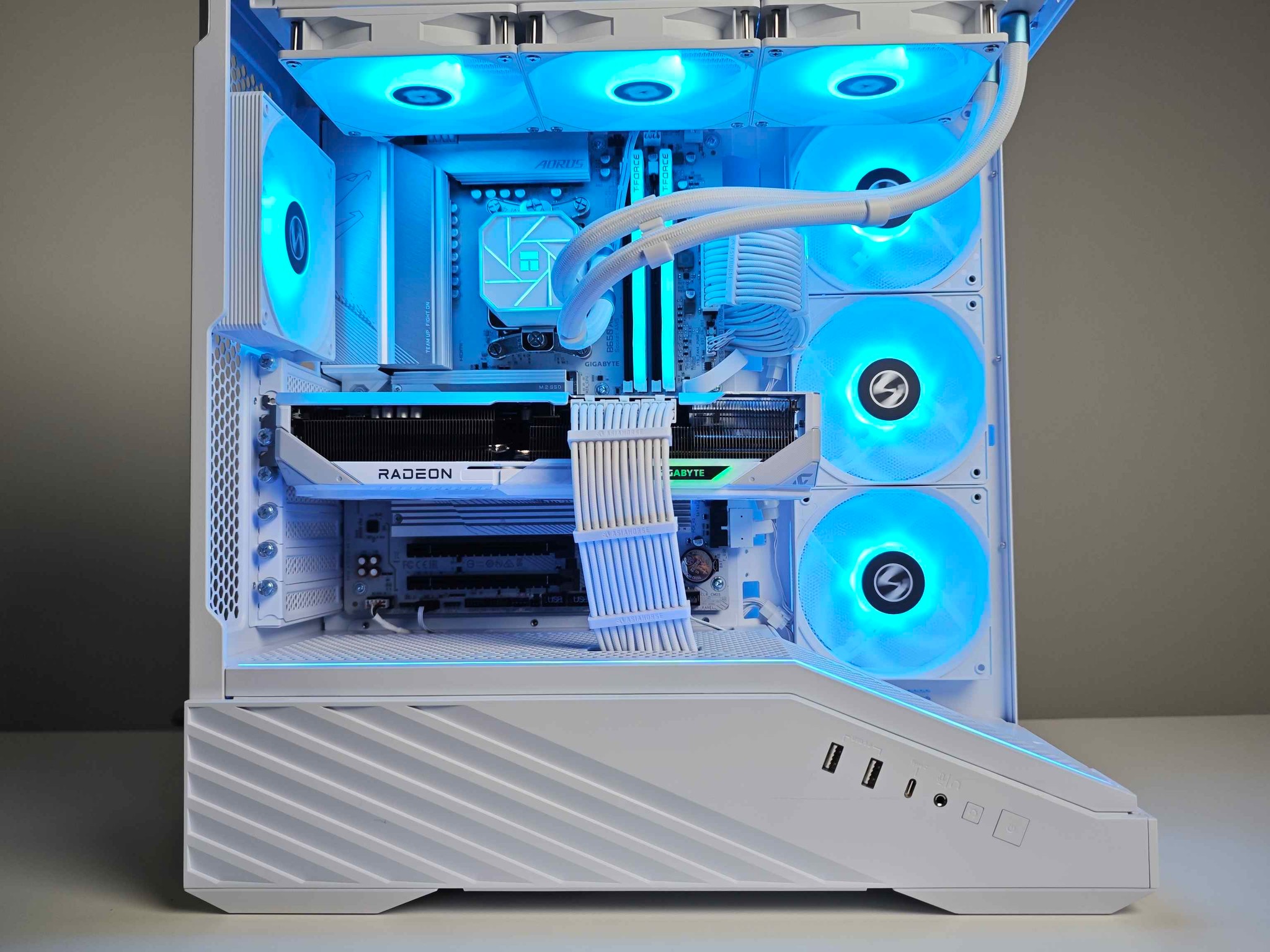 1440p All White Gaming PC - Ryzen 5 7500X3D - RX 9070XT - 4TB SSD