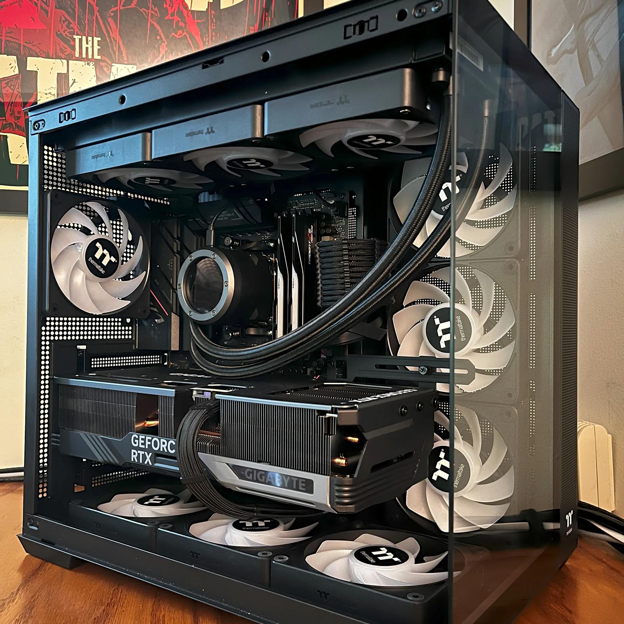 "THE CUBE" - RTX 4080 SUPER OC | Ryzen 7 7800X3D | 32GB CL 32 @6400 MT/s | 4TB | 1000W Platinum