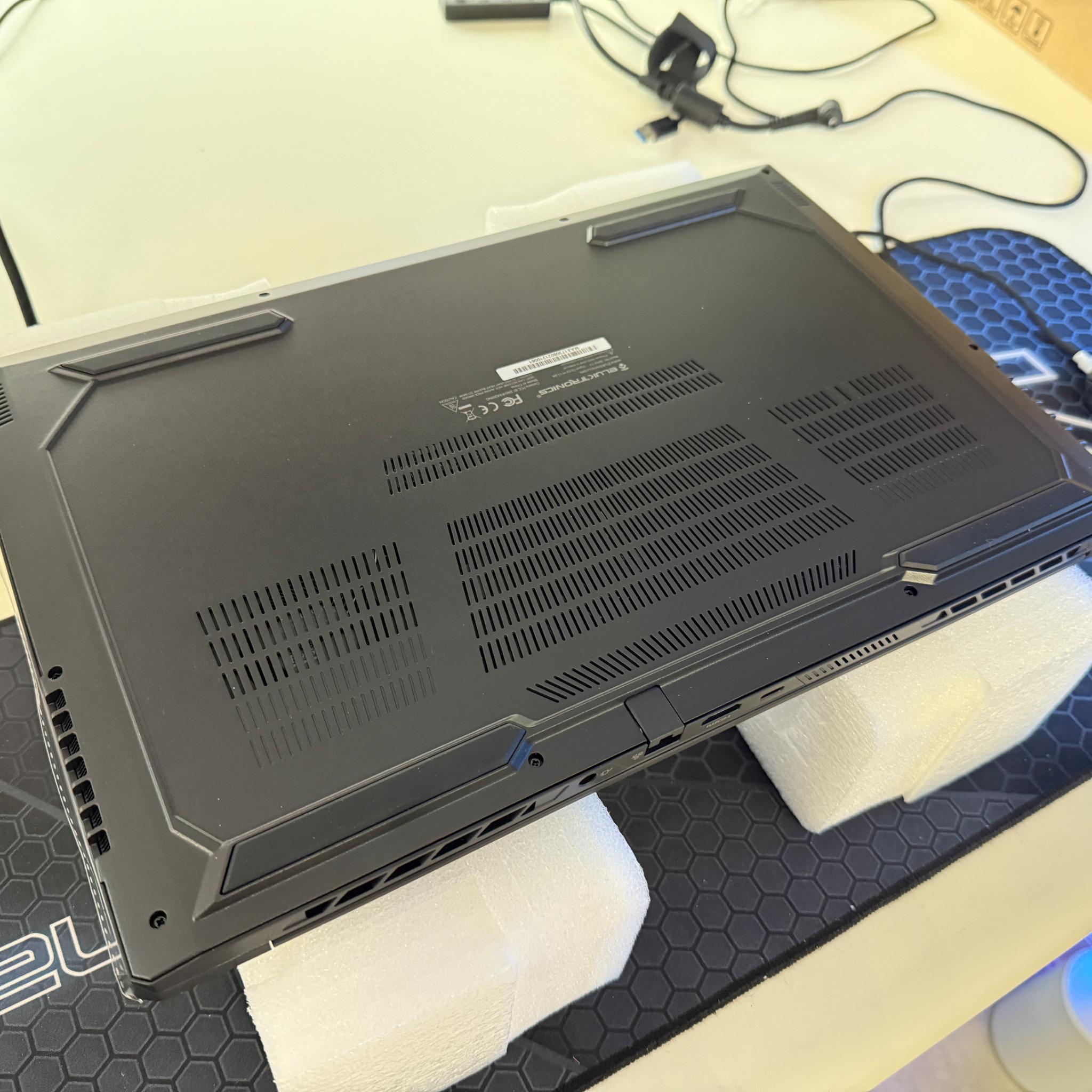 Eluktronics Max-17, AMD Ryzen 9 5900HX, RTX 3080, 16GB RAM, 1440p, 165HZ