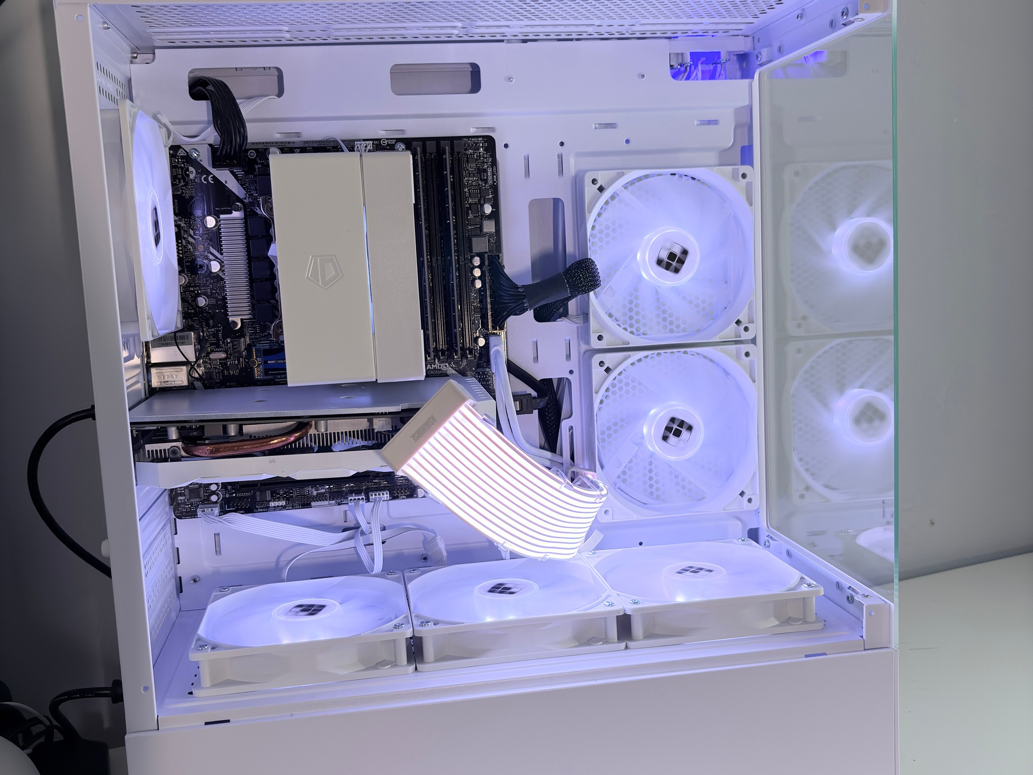 White Custom Gaming PC Build / I7 + 1660 Super /