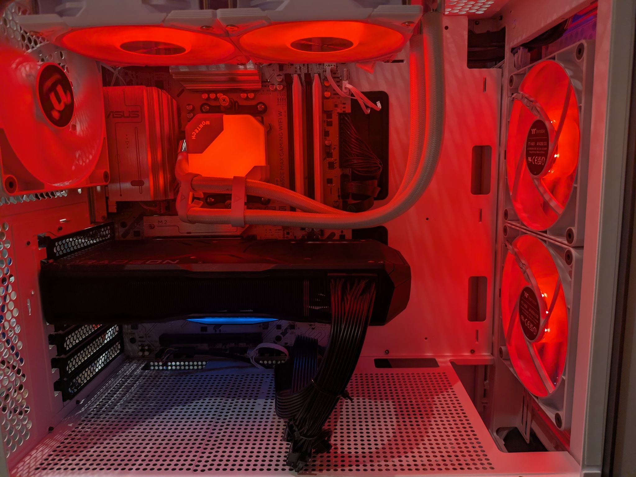 4K Crimson Snow - RX 7900 XTX, Ryzen 5 7600X3D, 32 GB DDR5, 2 TB Gen 5 NVME, Liquid Cooled, RGB