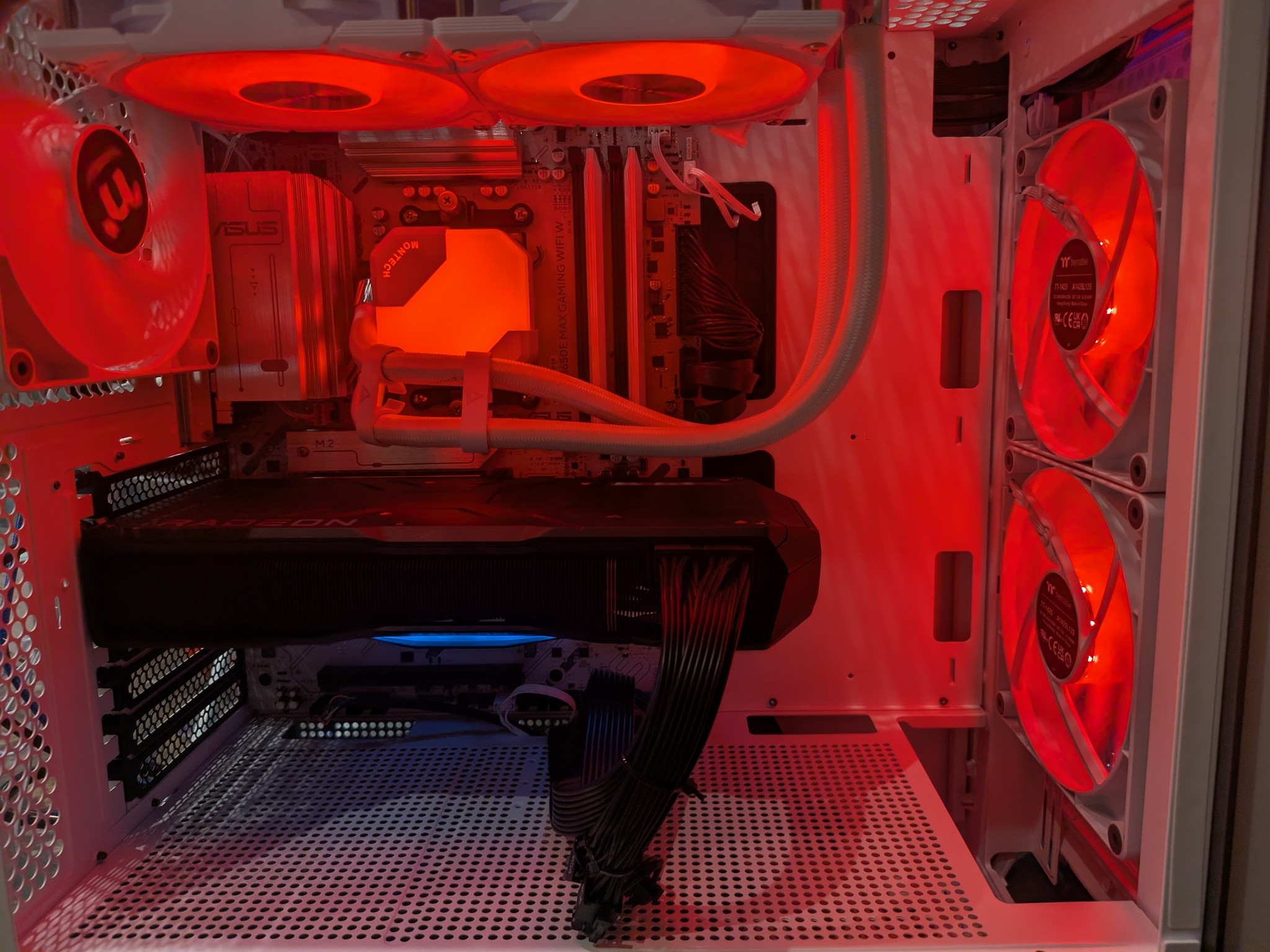 4K Crimson Snow - RX 7900 XTX, Ryzen 5 7600X3D, 32 GB DDR5, 2 TB Gen 5 NVME, Liquid Cooled, RGB