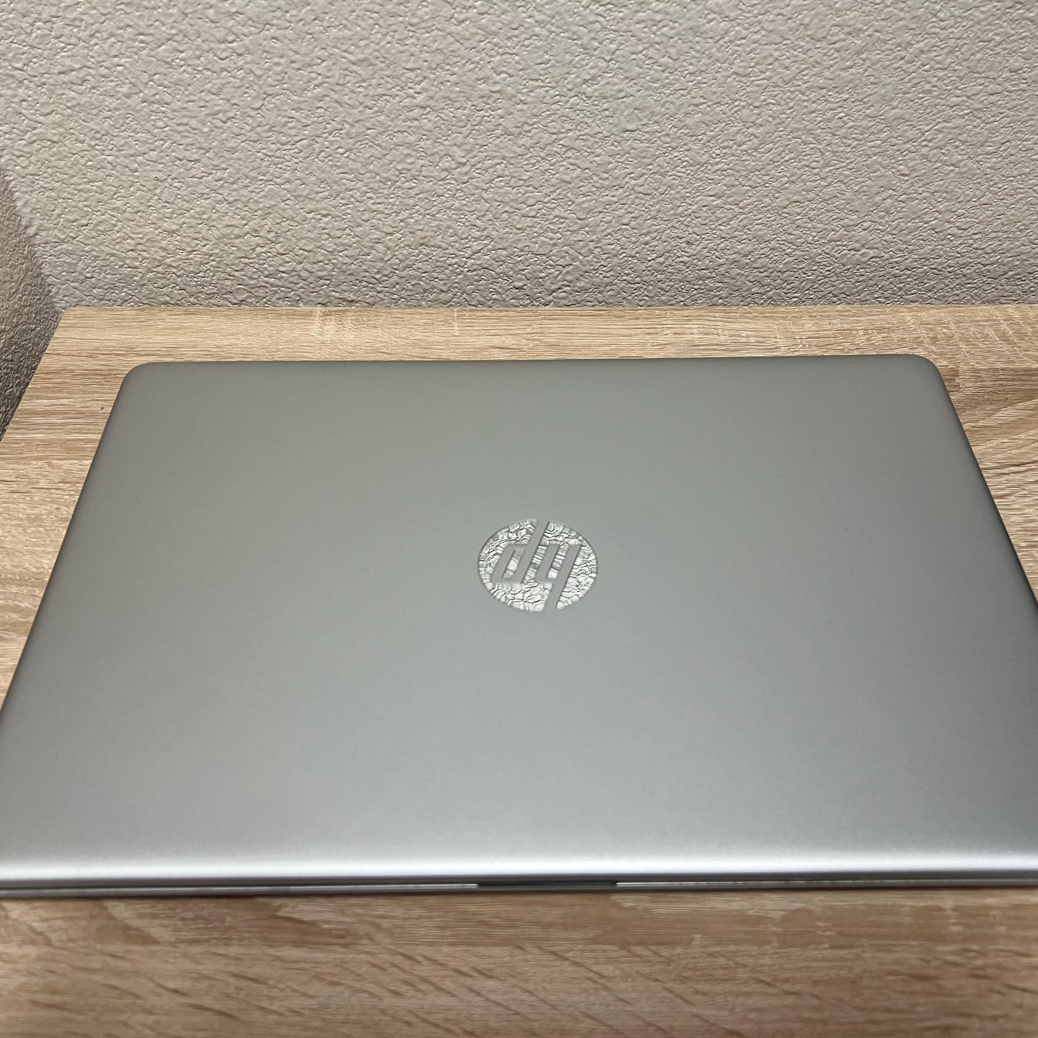 HP 15-dy5073dx - Core i7-1255U - 512GB SSD - 16GB RAM - Case & charger!
