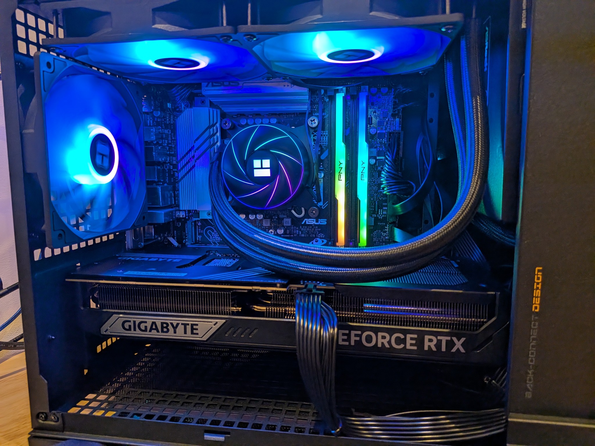 4K Powerhouse - RTX 5070 Ti, Core Ultra 7 265F, 32 GB DDR5, 1 TB Gen 4 NVME, Liquid Cooled, RGB