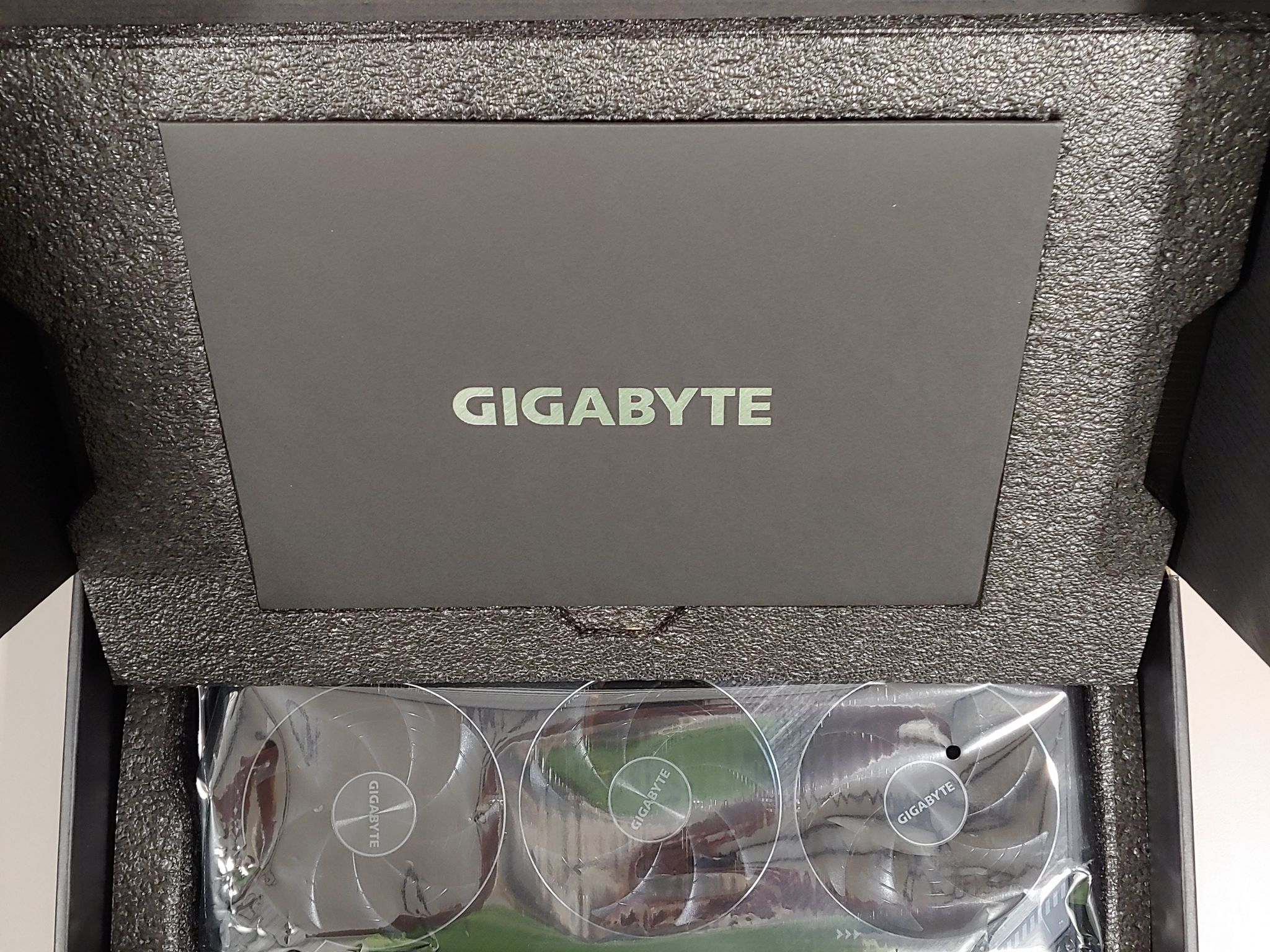 GIGABYTE GeForce RTX 3090 Ti Gaming OC 24GB GDDR6X – Like New – Box & Accessories