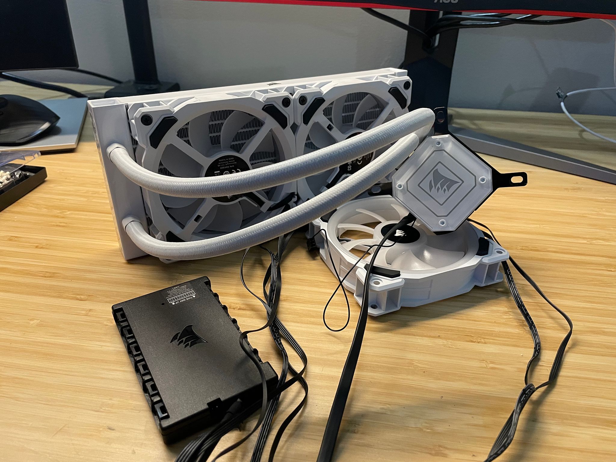 Corsair White Capellix 240mm + 3 LL120 Fans + Command Pro