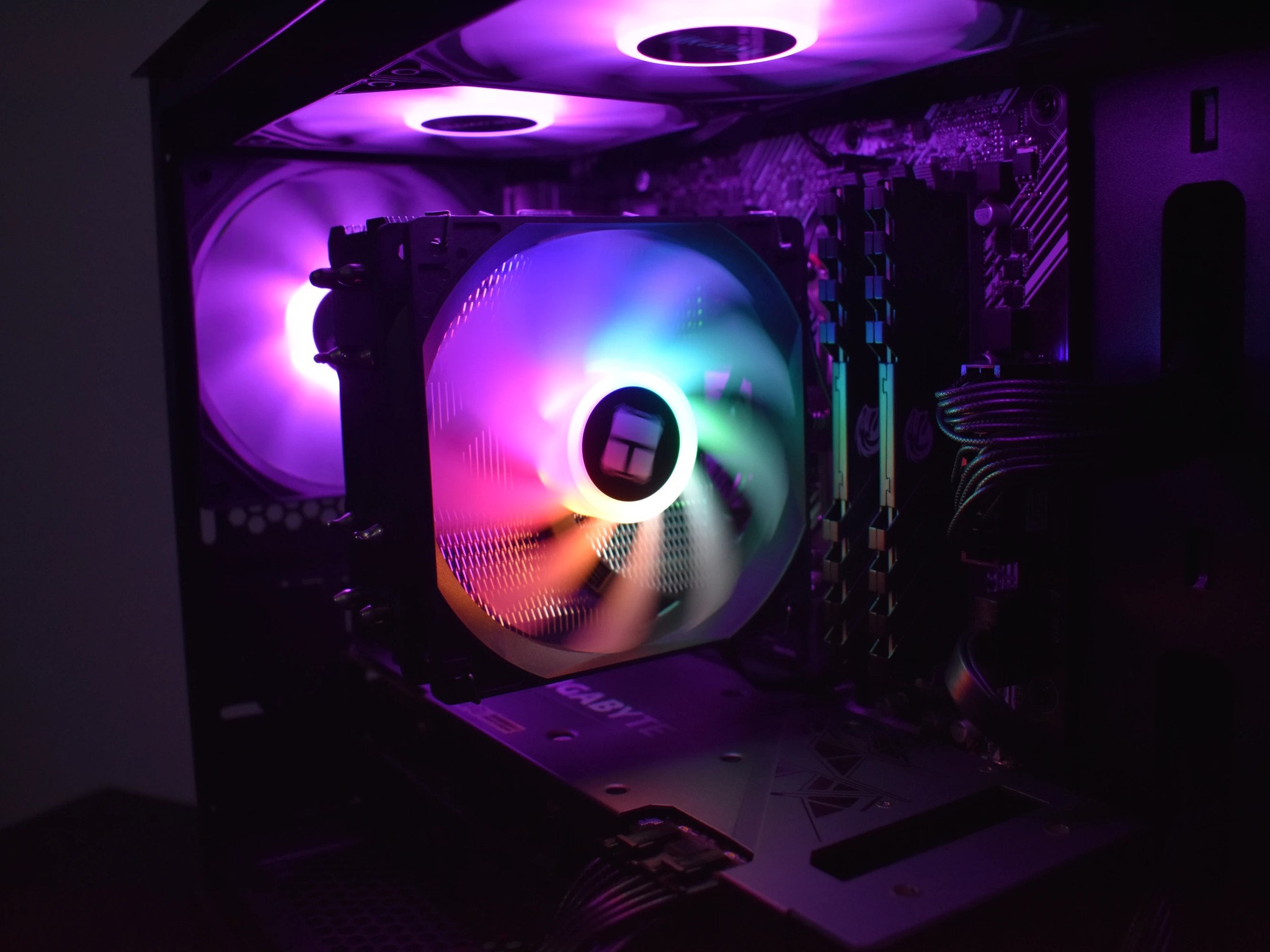 Minimalist Gaming PC: Ryzen 7 | RX 6800 | 32GB RAM | 1TB SSD | 650w PSU | WiFi