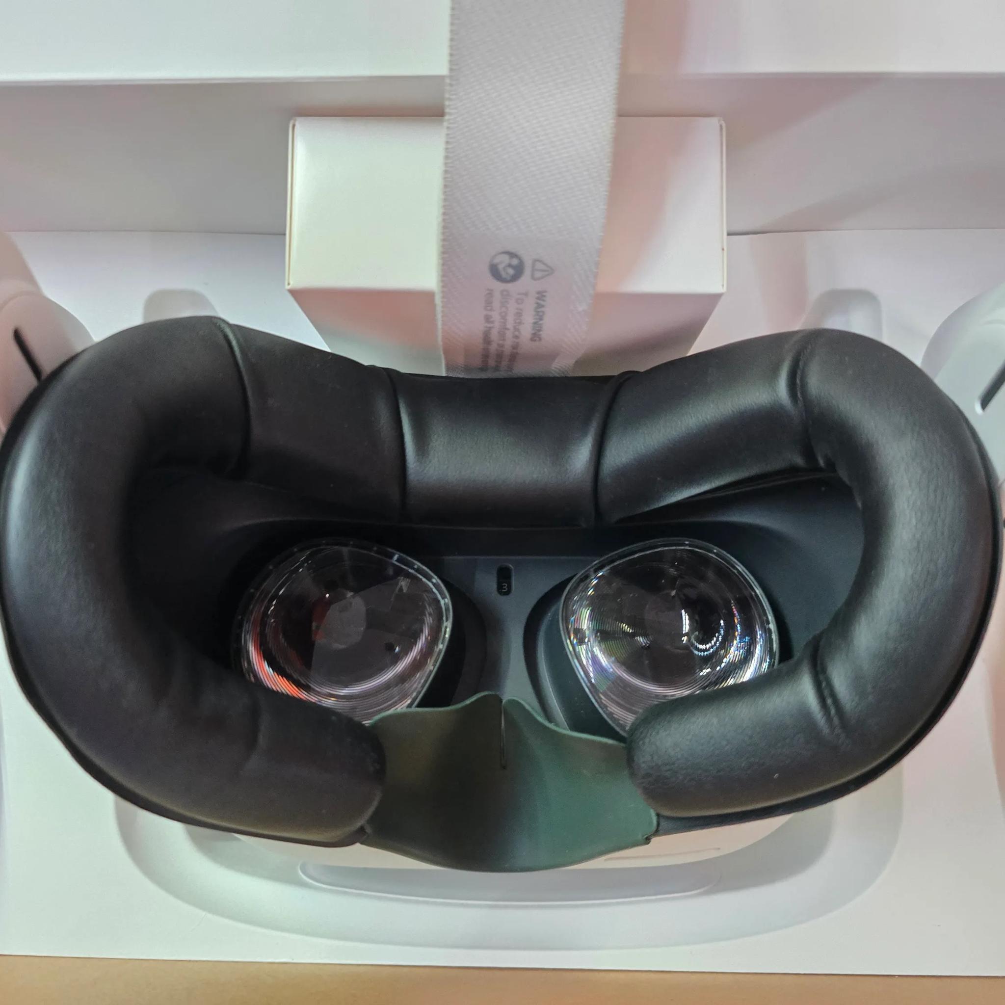 Oculus Quest 2 64GB Fairly Used Minimal Issues