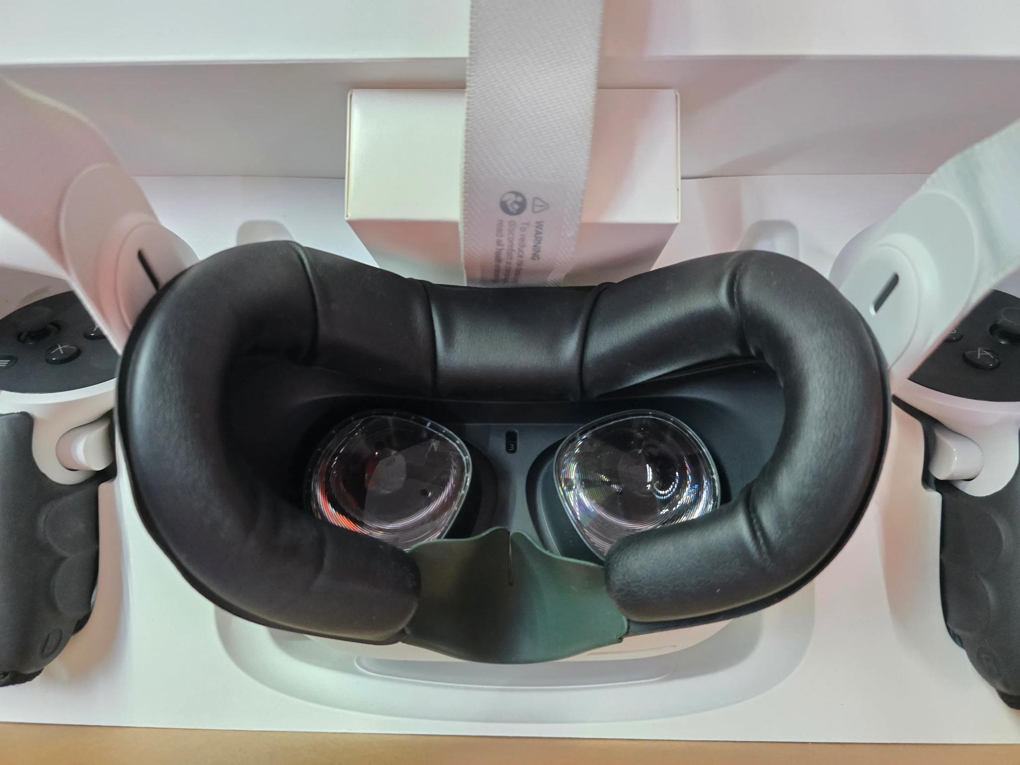 Oculus Quest 2 64GB Fairly Used Minimal Issues