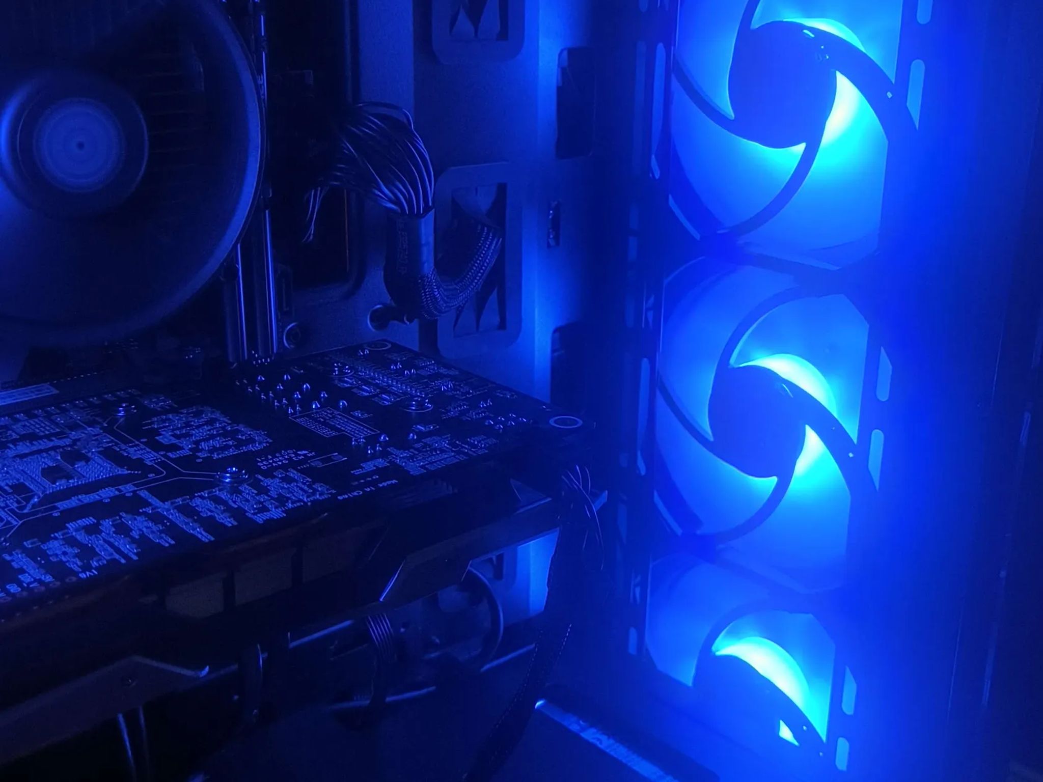 The Hammer ~ I5-9400F ~ GTX 1060 6GB ~ 16GB DDR4 3200Mhz ~ 256GB SSD ~ 2, 500GB HDD ~ ARGB