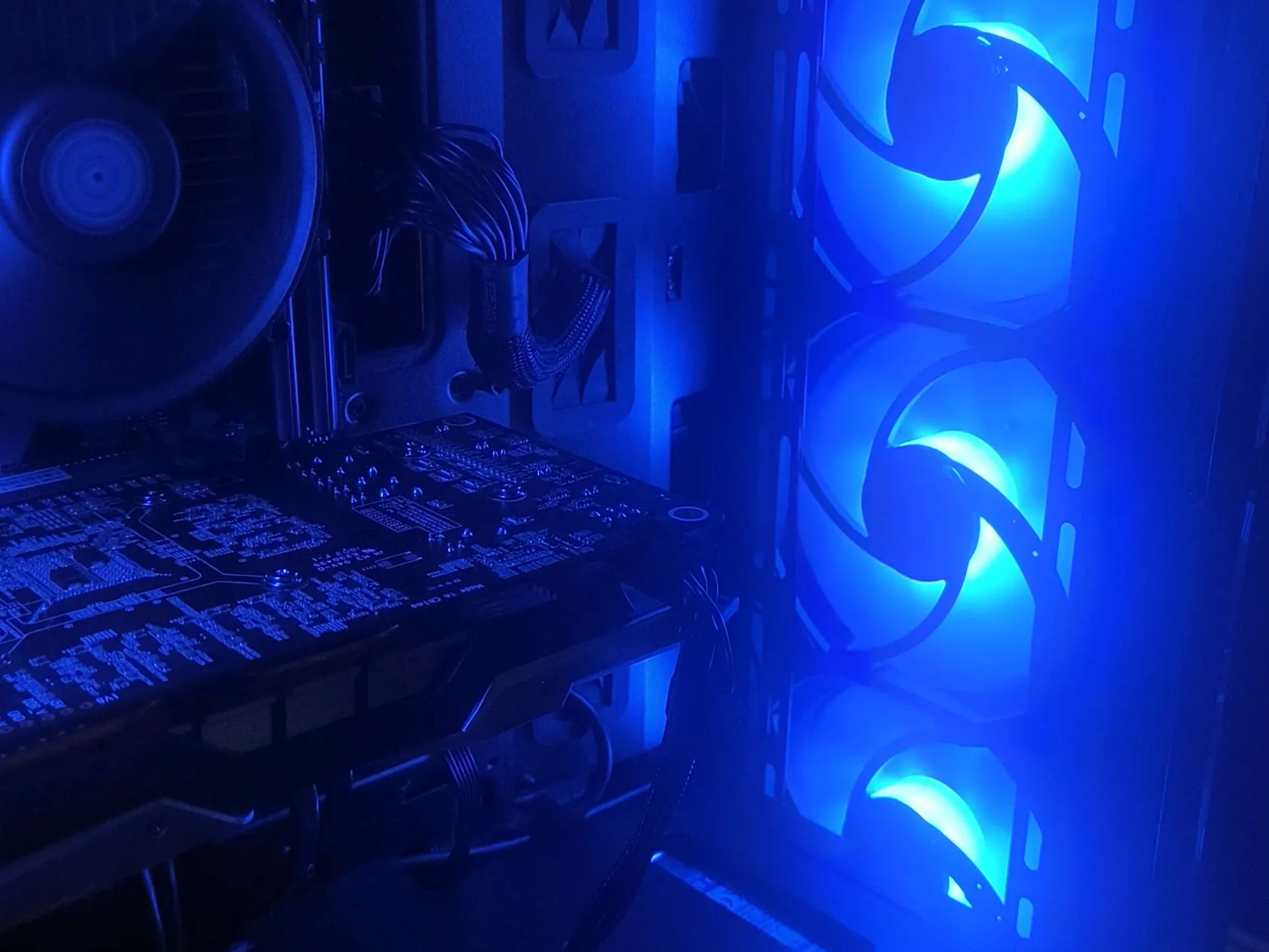 The Hammer ~ I5-9400F ~ GTX 1060 6GB ~ 16GB DDR4 3200Mhz ~ 256GB SSD ~ 2, 500GB HDD ~ ARGB