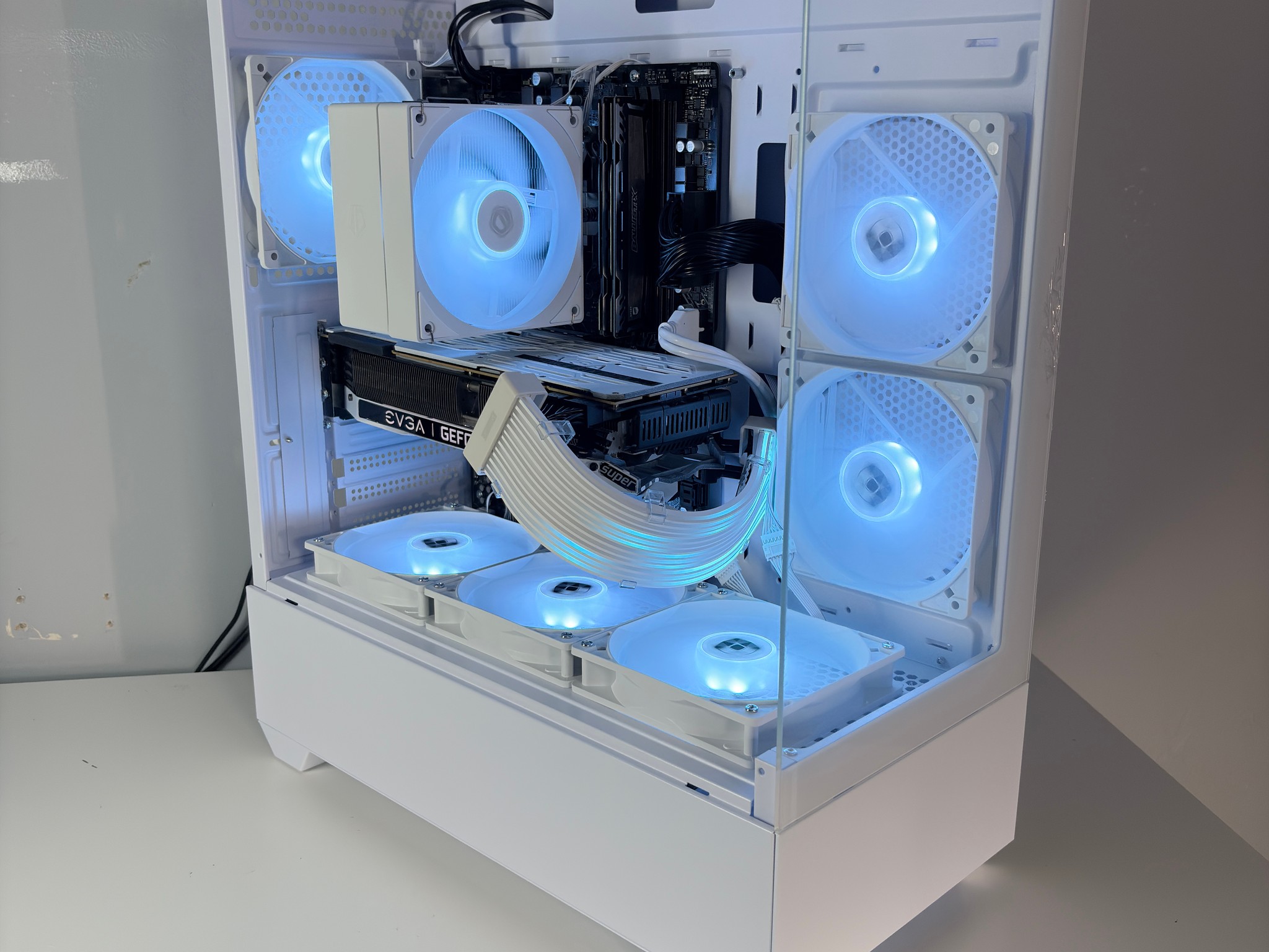 White Gaming PC Build / Ryzen 5 + 2070Super / SSD / Ready to play!
