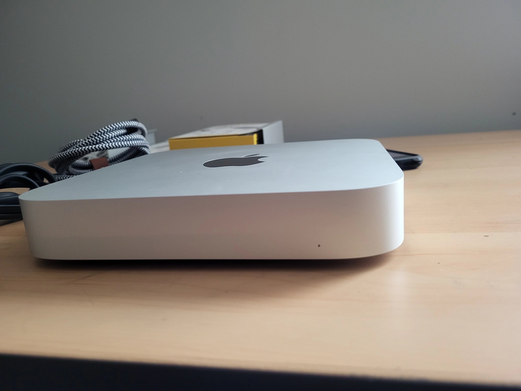 Mac mini M2 8Gb ram 256Gb ssd Monitor
